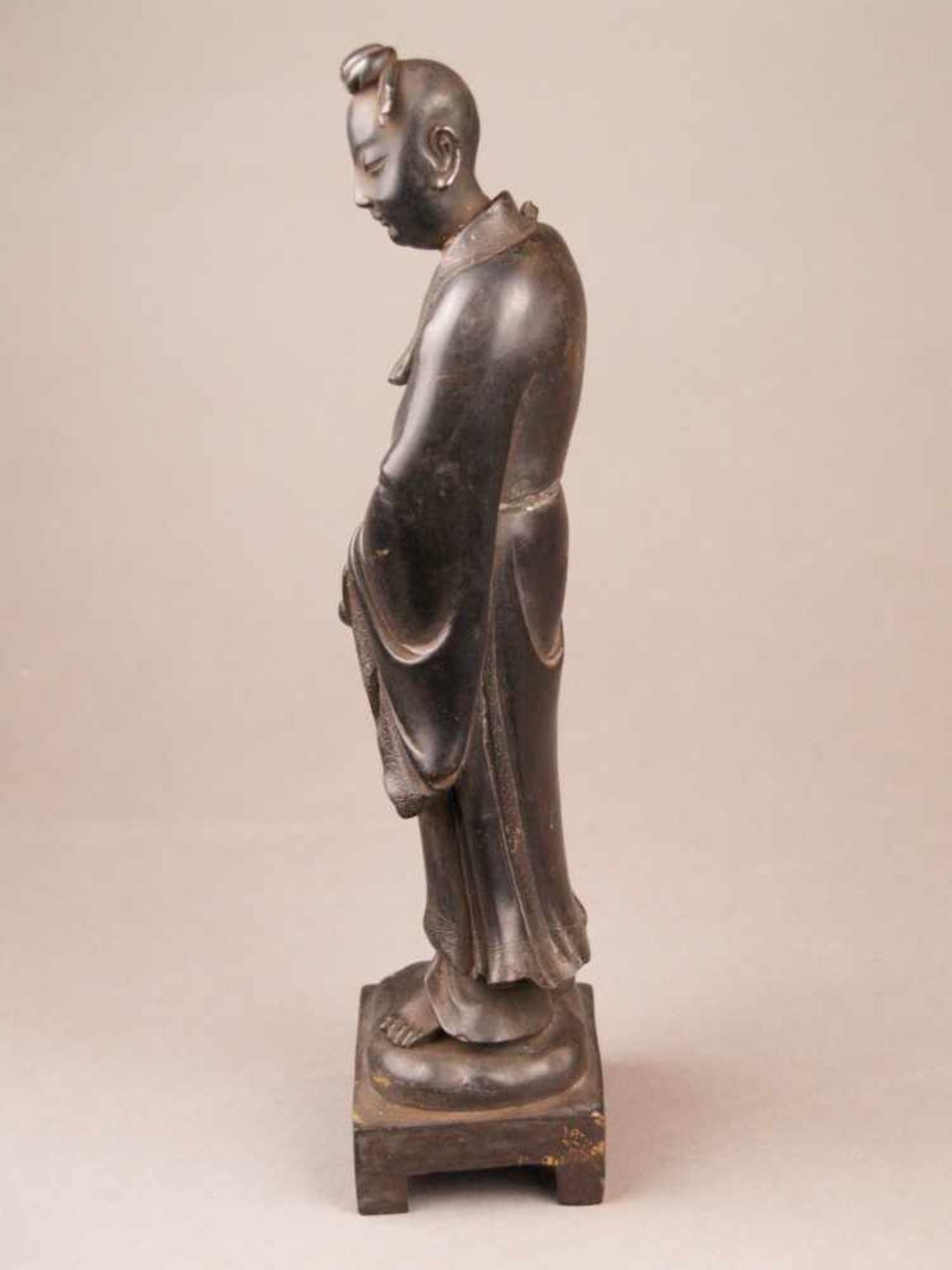 Bronzefigur - China, Bronze mit bräunlicher Patina und wenigen Goldlackresten, Stehende Dame mit - Bild 4 aus 10