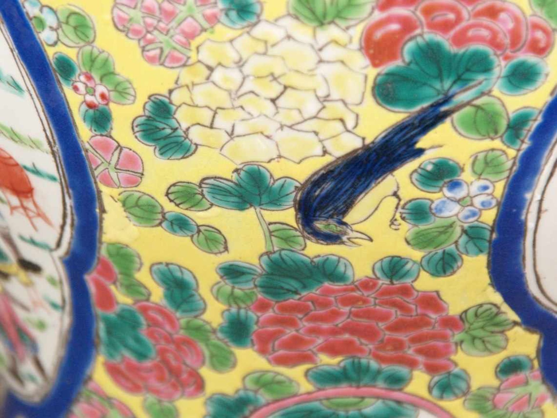 Deckelvase - China, dickwandiges Porzellan, leicht gebauchte Balusterform mit eingezogenem Hals, - Bild 10 aus 17