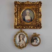 Drei Elfenbeinminiaturen - Miniaturmalerei auf Elfenbeinplatte, 1x rundes Portrait der Königin