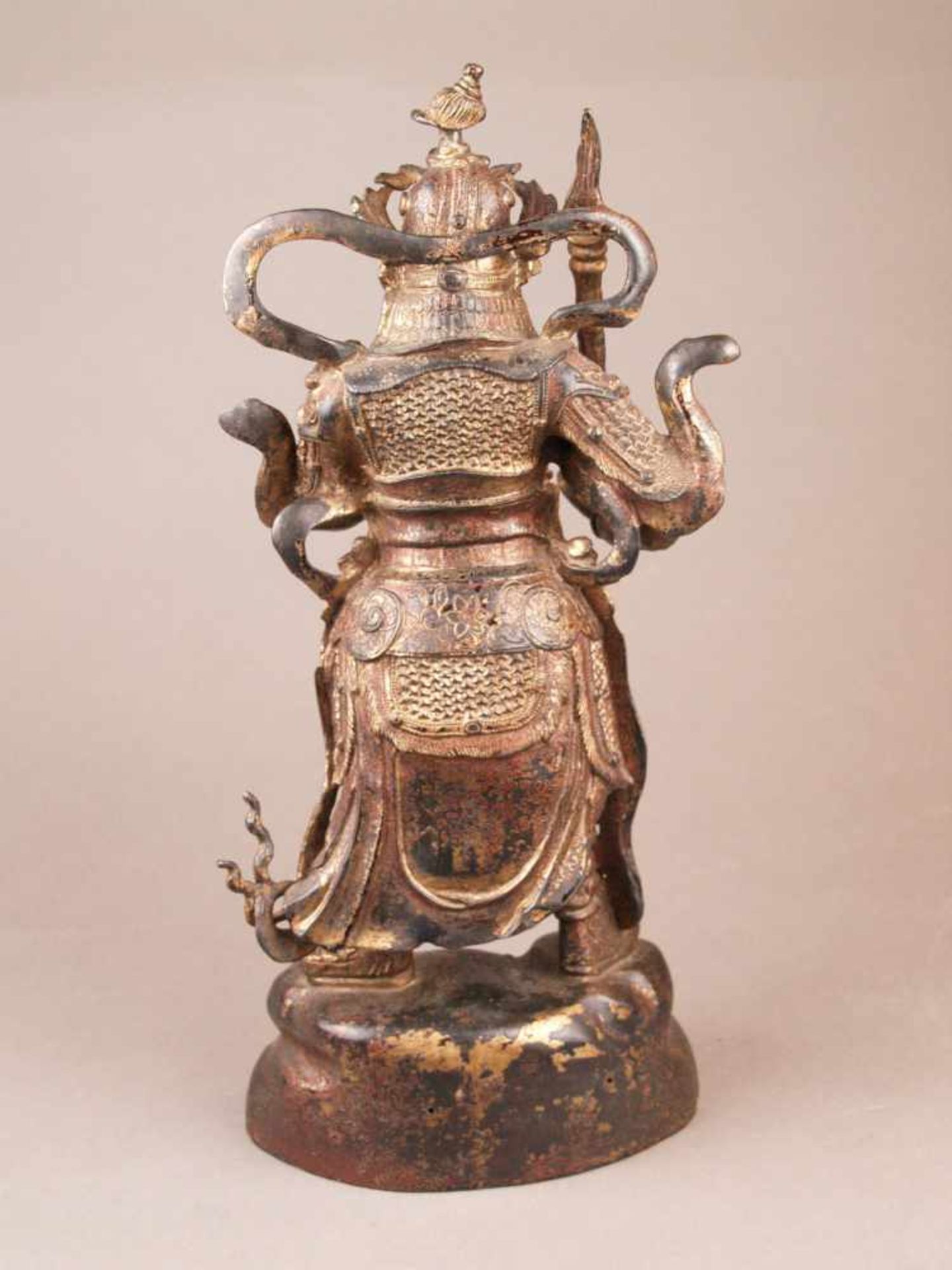 Bronzefigur des Gottes Er-lang Shen - China, Bronze mit Goldlackfassung, in stehender Haltung auf - Bild 3 aus 13
