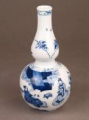 Doppelkürbisvase mit Landschaftsdekor - China, Qing-Dynastie, wohl Kangxi (1662-1722), schlanke