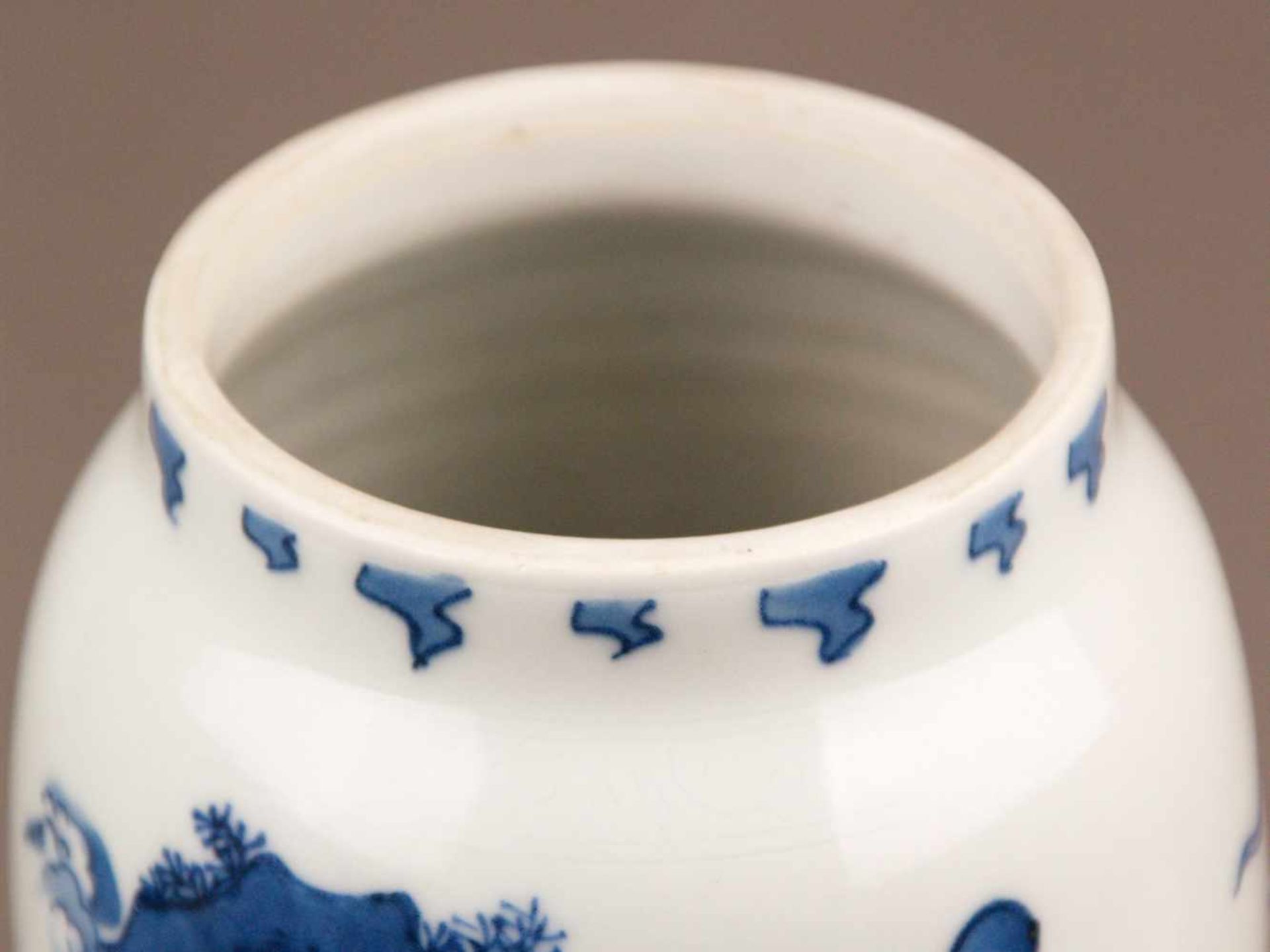 Blau-Weiß-Deckelvase - China, Balustervase mit flachem Steckdeckel, auf Wandung und Deckel - Bild 4 aus 10