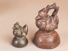 Zwei Opiumgewichte - Burma, Bronze dunkelbraun patiniert, Hintha-Figuren in unterschiedlichen