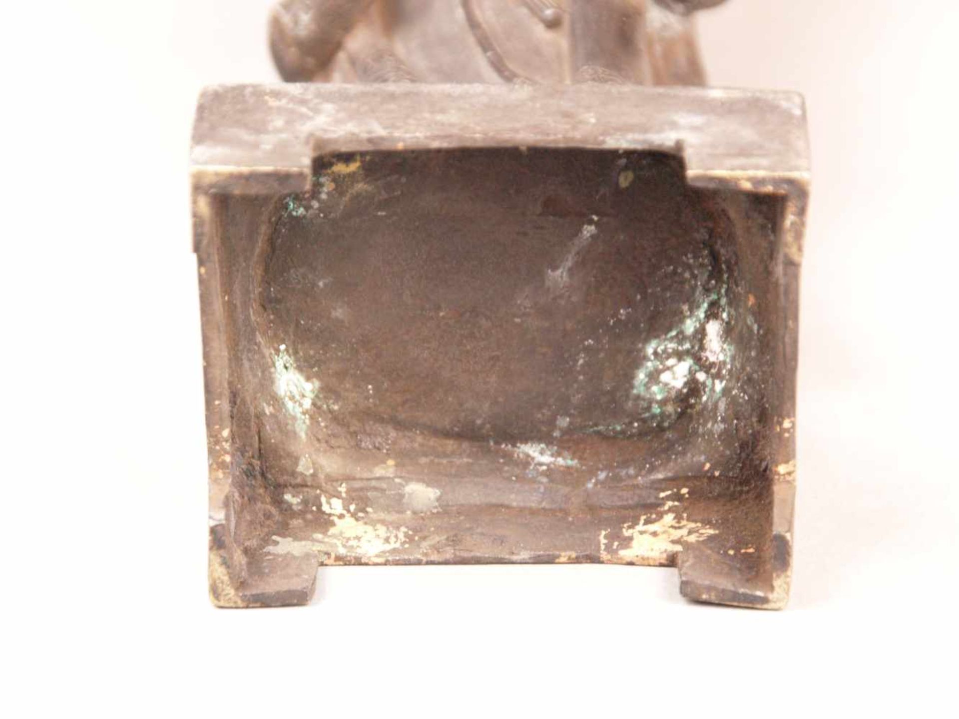 Bronzefigur - China, Bronze mit bräunlicher Patina und wenigen Goldlackresten, Stehende Dame mit - Bild 10 aus 10