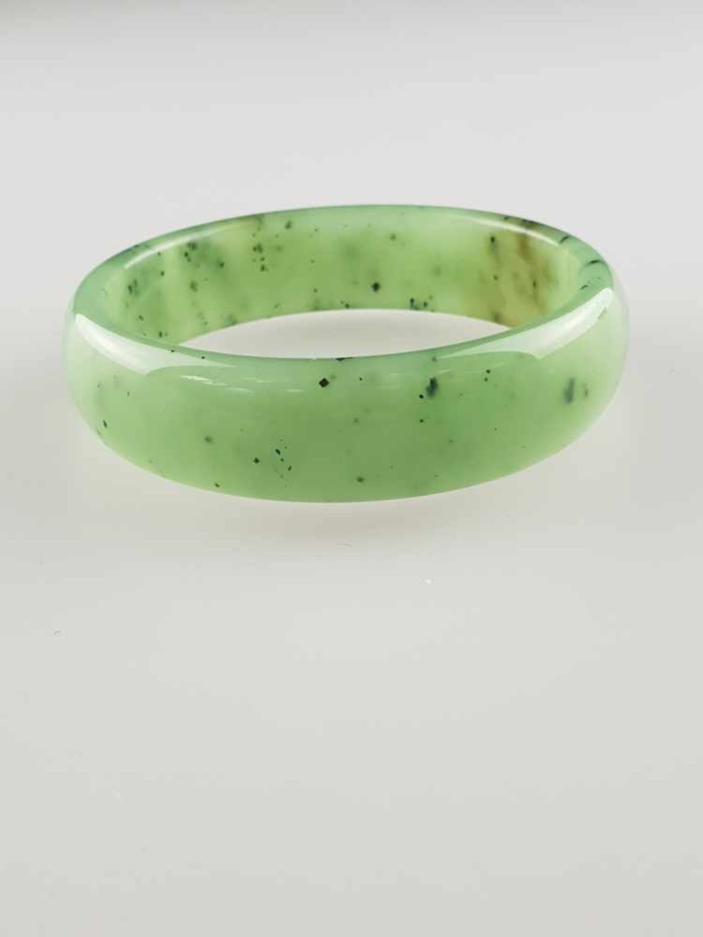 Jadearmreif - Russland, seladongrüne Jade mit spinatgrünen Einschlüssen, Dm.ca.7,5cm , ca.73g - Bild 2 aus 4
