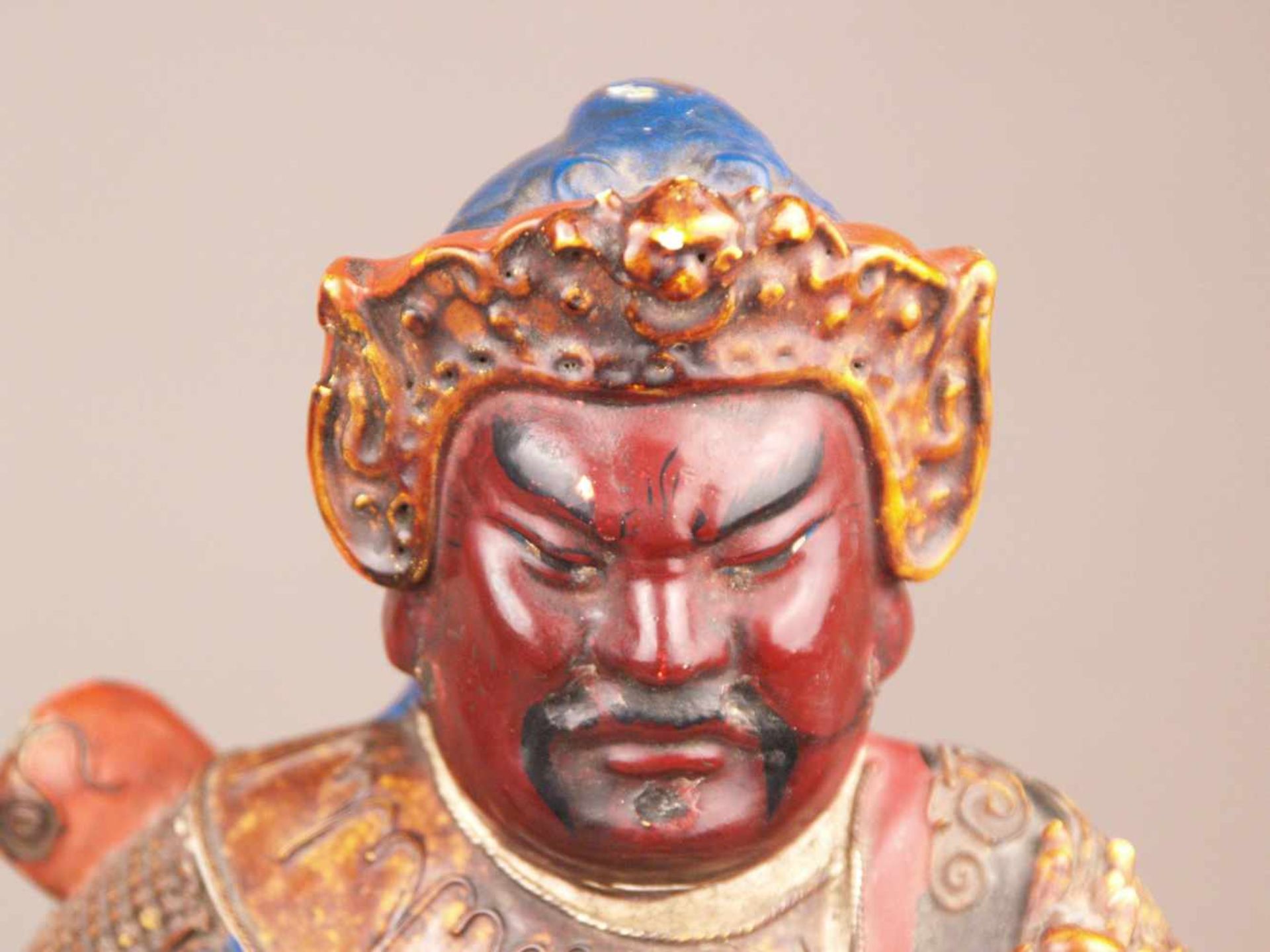 Figur des Kriegsgottes Guandi - China, im Stil der Ming-Zeit aber später (wohl 18.Jh.), Holz mit - Image 5 of 18