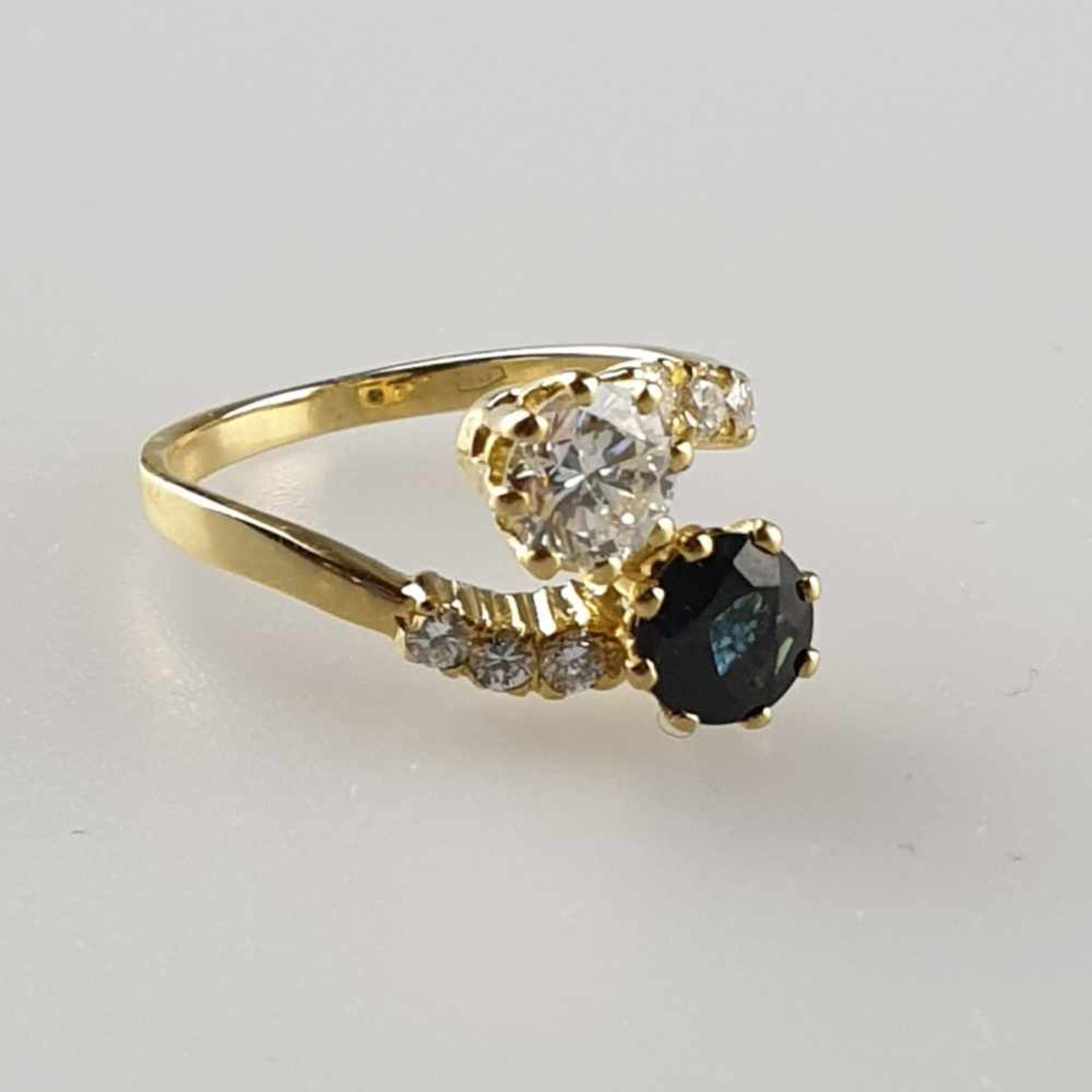 Diamant-Saphir-Ring - Gelbgold 750/000, besetzt mit einem Diamant in Brillantschliff von ca.0,45ct.
