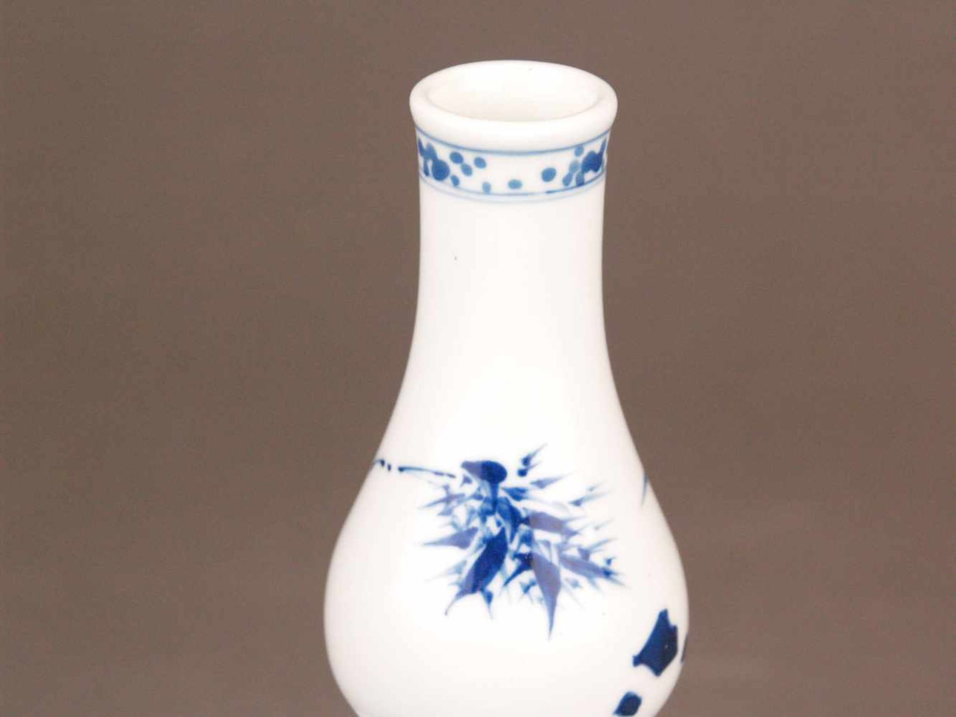 Doppelkürbisvase mit Landschaftsdekor - China, Qing-Dynastie, wohl Kangxi (1662-1722), schlanke - Bild 3 aus 8