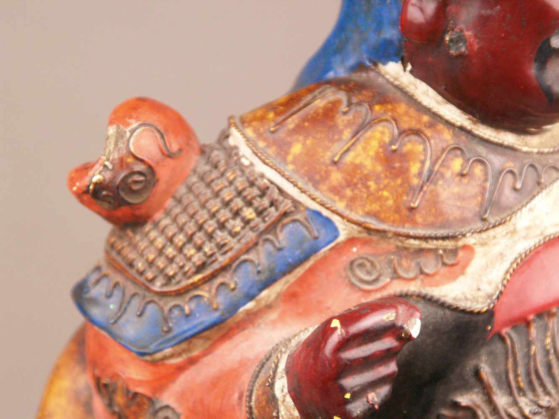 Figur des Kriegsgottes Guandi - China, im Stil der Ming-Zeit aber später (wohl 18.Jh.), Holz mit - Image 13 of 18