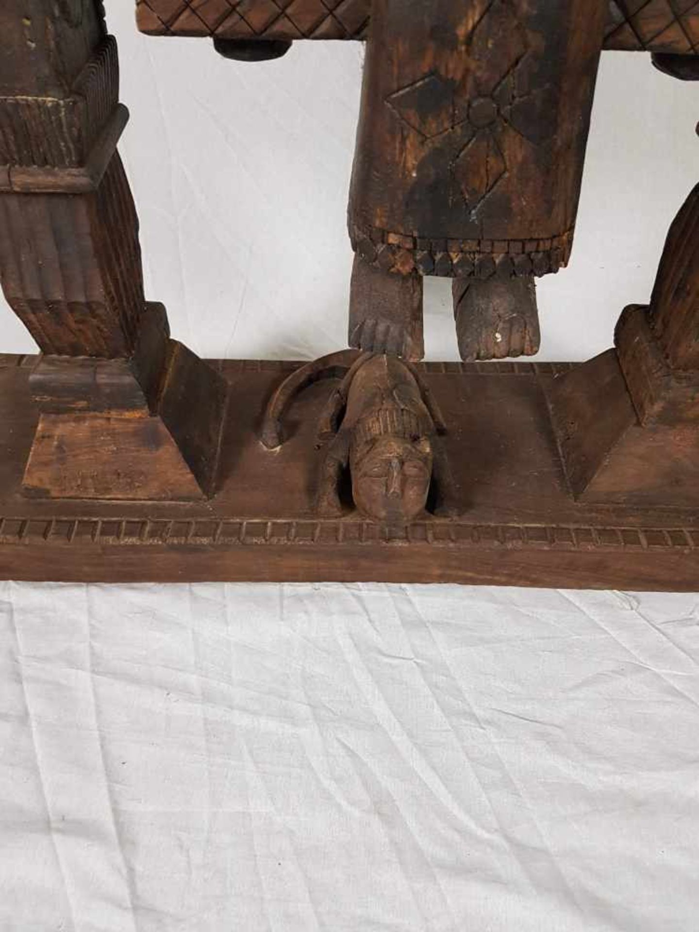 Afrikanische Holzskulptur - Holz beschnitzt,gebeizt,in Form einer frei schwingenden Schaukel, - Image 3 of 8