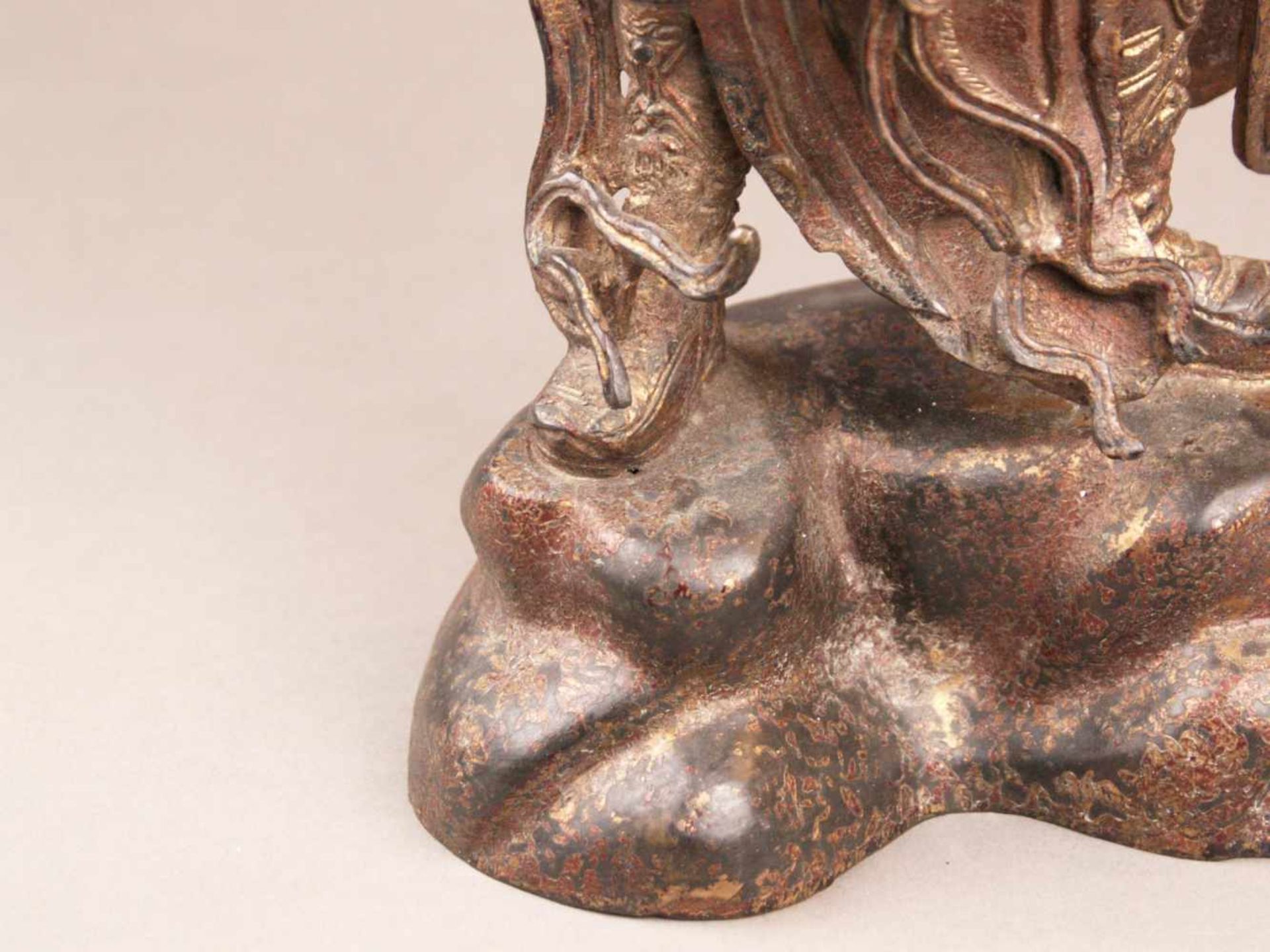 Bronzefigur des Gottes Er-lang Shen - China, Bronze mit Goldlackfassung, in stehender Haltung auf - Bild 9 aus 13
