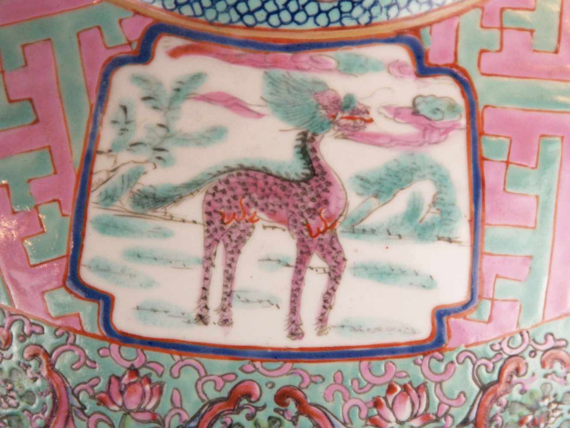 Paar Bodenvasen - China 20.Jh.,Tian qiu ping-Typus, üppiger Dekor in polychromen Emailfarben, auf - Bild 8 aus 15