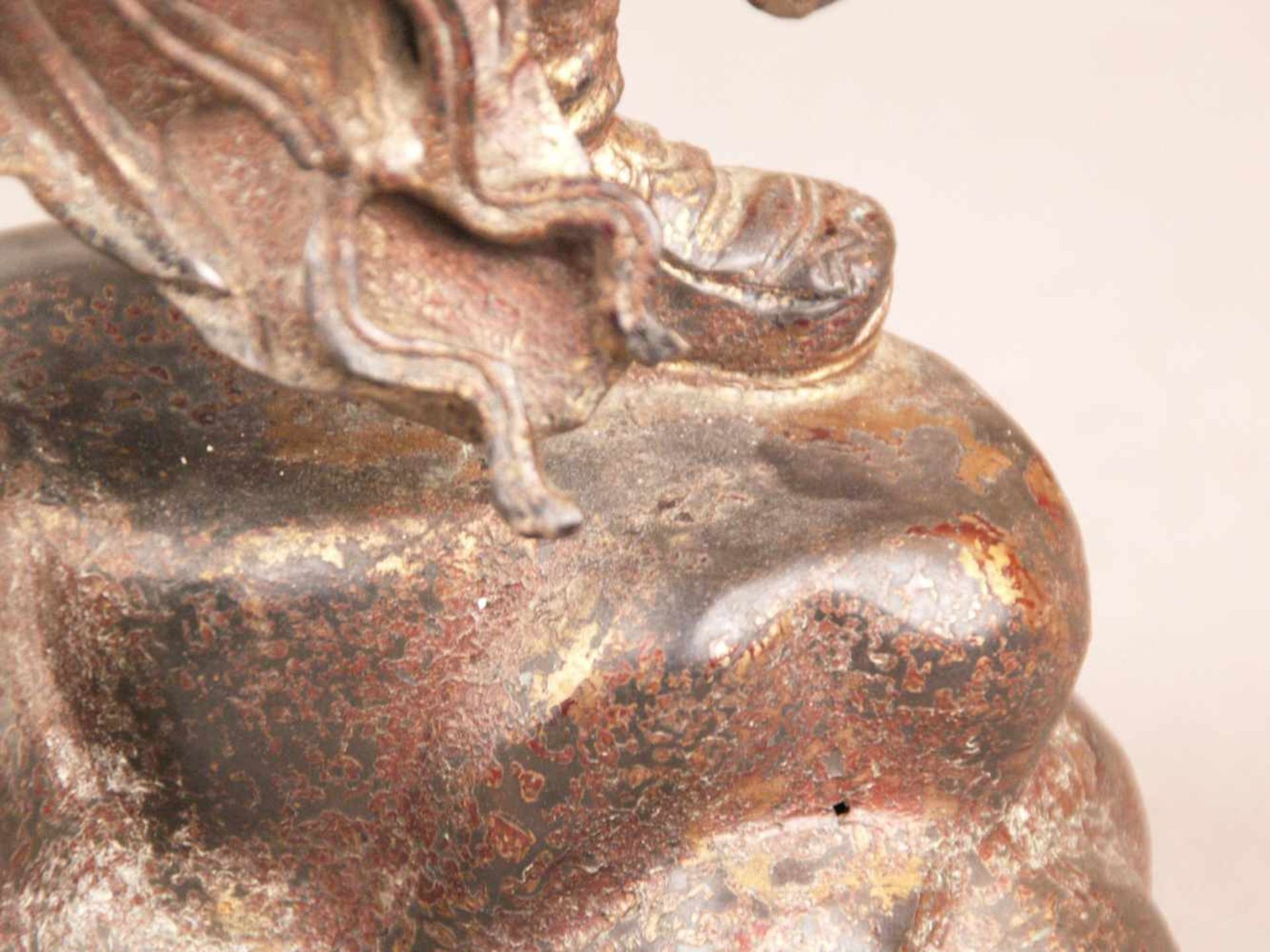 Bronzefigur des Gottes Er-lang Shen - China, Bronze mit Goldlackfassung, in stehender Haltung auf - Bild 10 aus 13