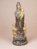 Songzi Guanyin - China, 20.Jh., Gelbbronze braun patiniert, teils poliert, die Göttin des