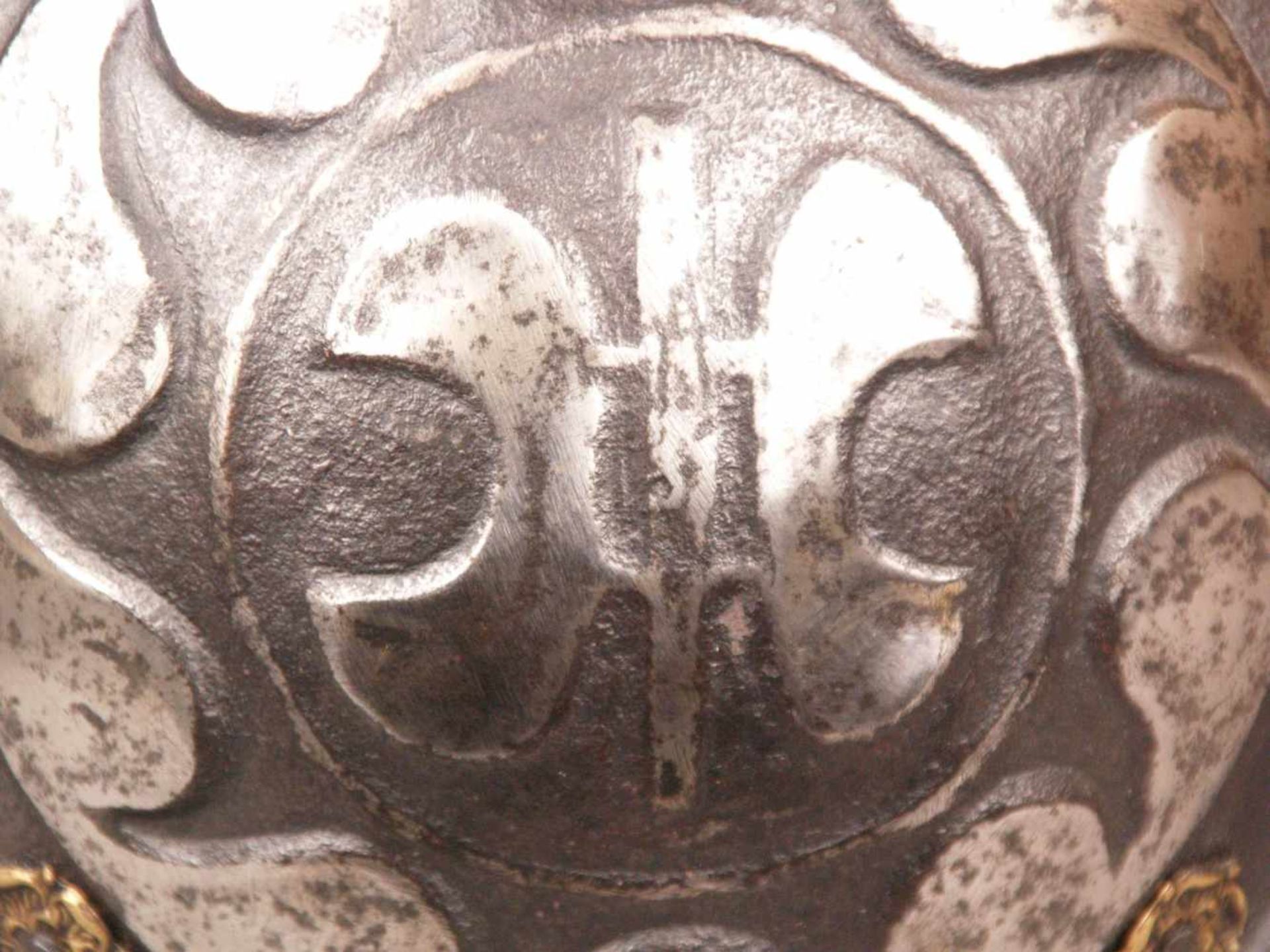 Schwarz-weißer Morion/Helm - süddeutsch, Ende 16.Jh./17.Jh., Eisen, teilweise geschwärzt, zweiteilig - Bild 3 aus 6