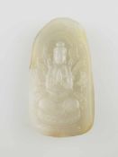 Jade-Schnitzerei - China, Hotan-Jade, gräulich weiße Jade, mit mehrarmiger Bodhisattva-Figur (