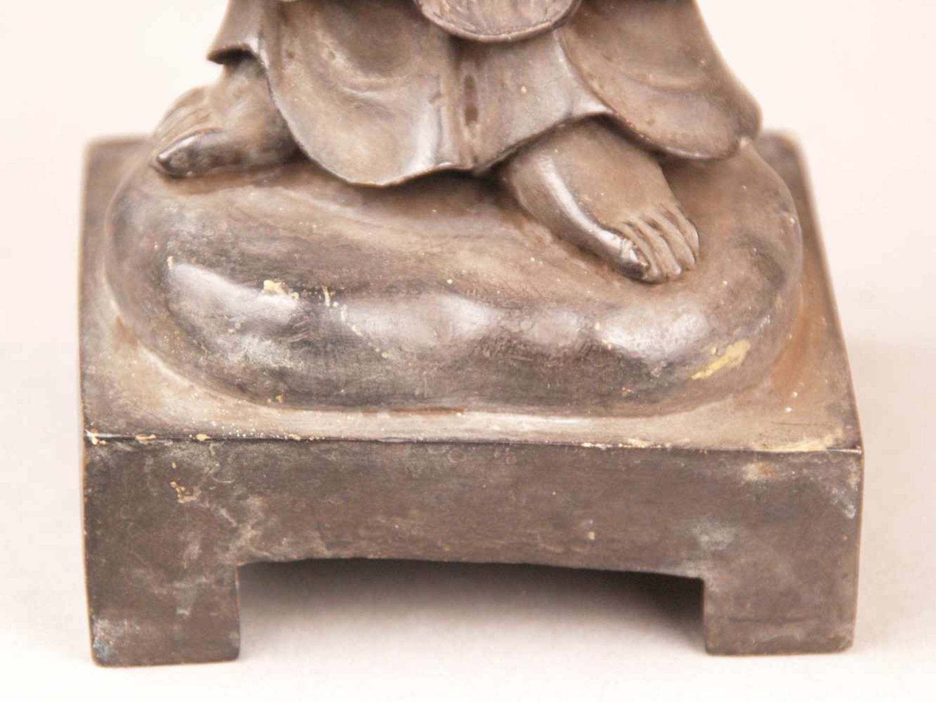 Bronzefigur - China, Bronze mit bräunlicher Patina und wenigen Goldlackresten, Stehende Dame mit - Bild 8 aus 10
