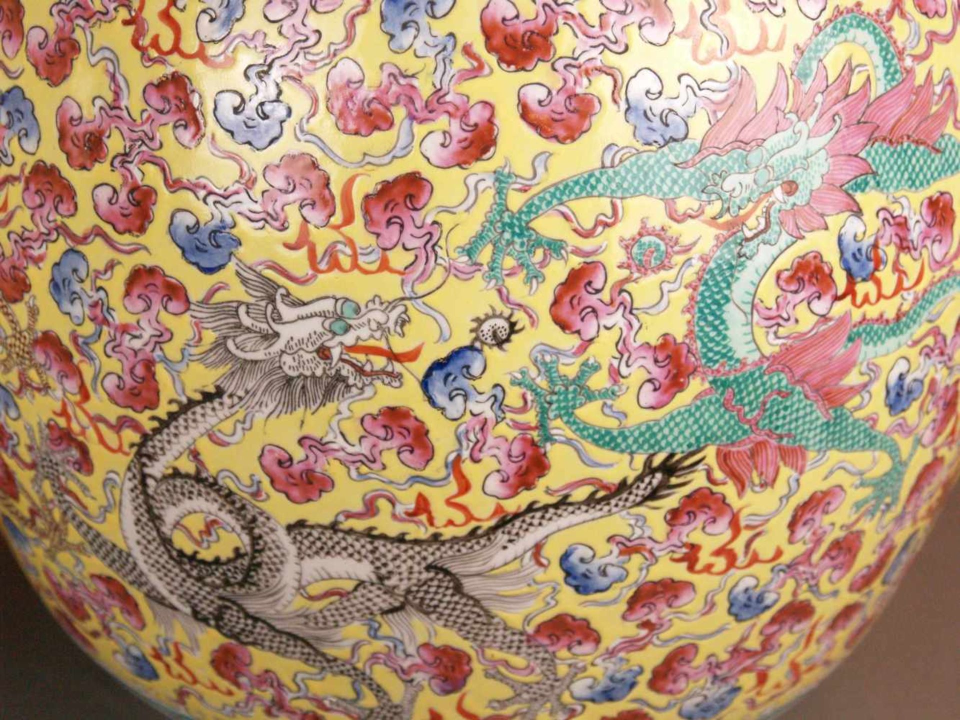 Paar Bodenvasen - China 20.Jh.,Tian qiu ping-Typus, üppiger Dekor in polychromen Emailfarben, auf - Bild 12 aus 15