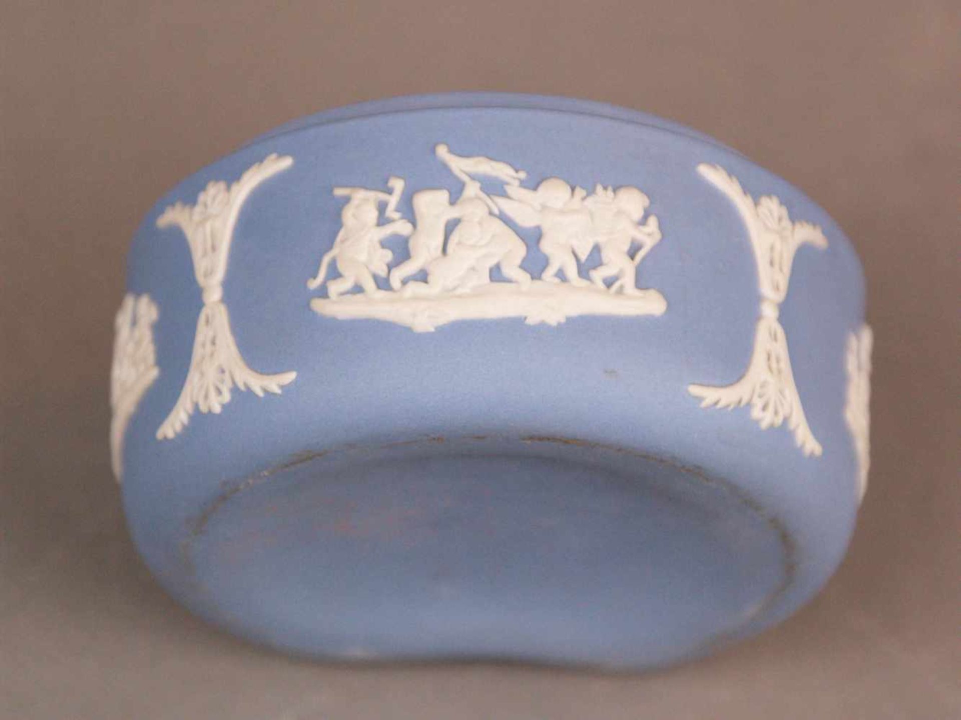 Deckeldose und Wandteller - Wedgwood, England, Jasperware in Wedgwoodblau, weißer Reliefdekor 1x - Bild 6 aus 7