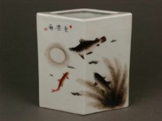 Porzellan-Pinselbecher - China, 20.Jh., rautenförmiger Querschnitt, allseitig Bemalung mit Fischen