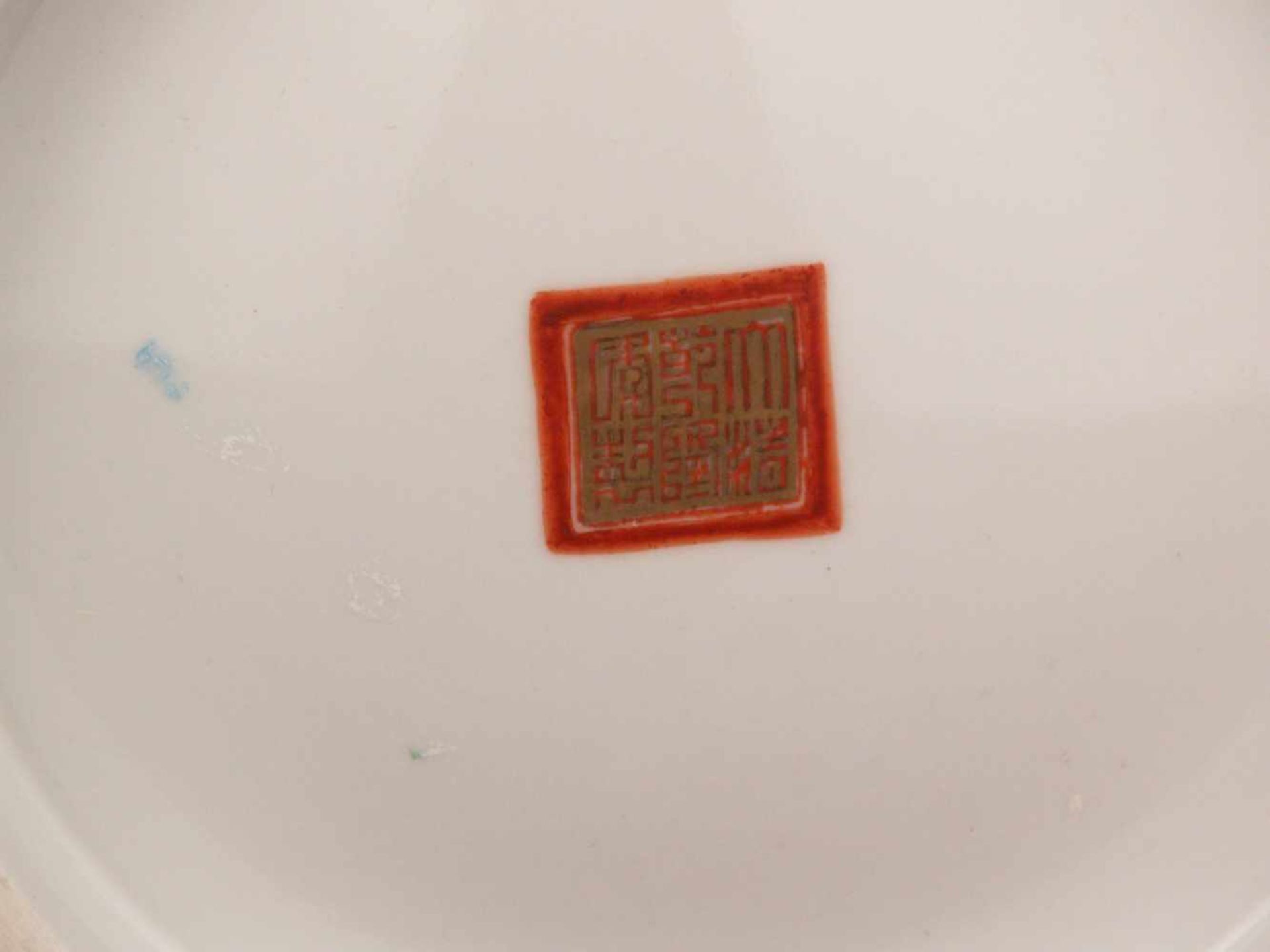 Paar Bodenvasen - China 20.Jh.,Tian qiu ping-Typus, üppiger Dekor in polychromen Emailfarben, auf - Bild 15 aus 15