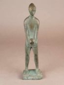 Kromp,Walter (Karwin 1923/Tschechien - 2007 Hanau) - "Junge mit Ball", Bronze grün patiniert,