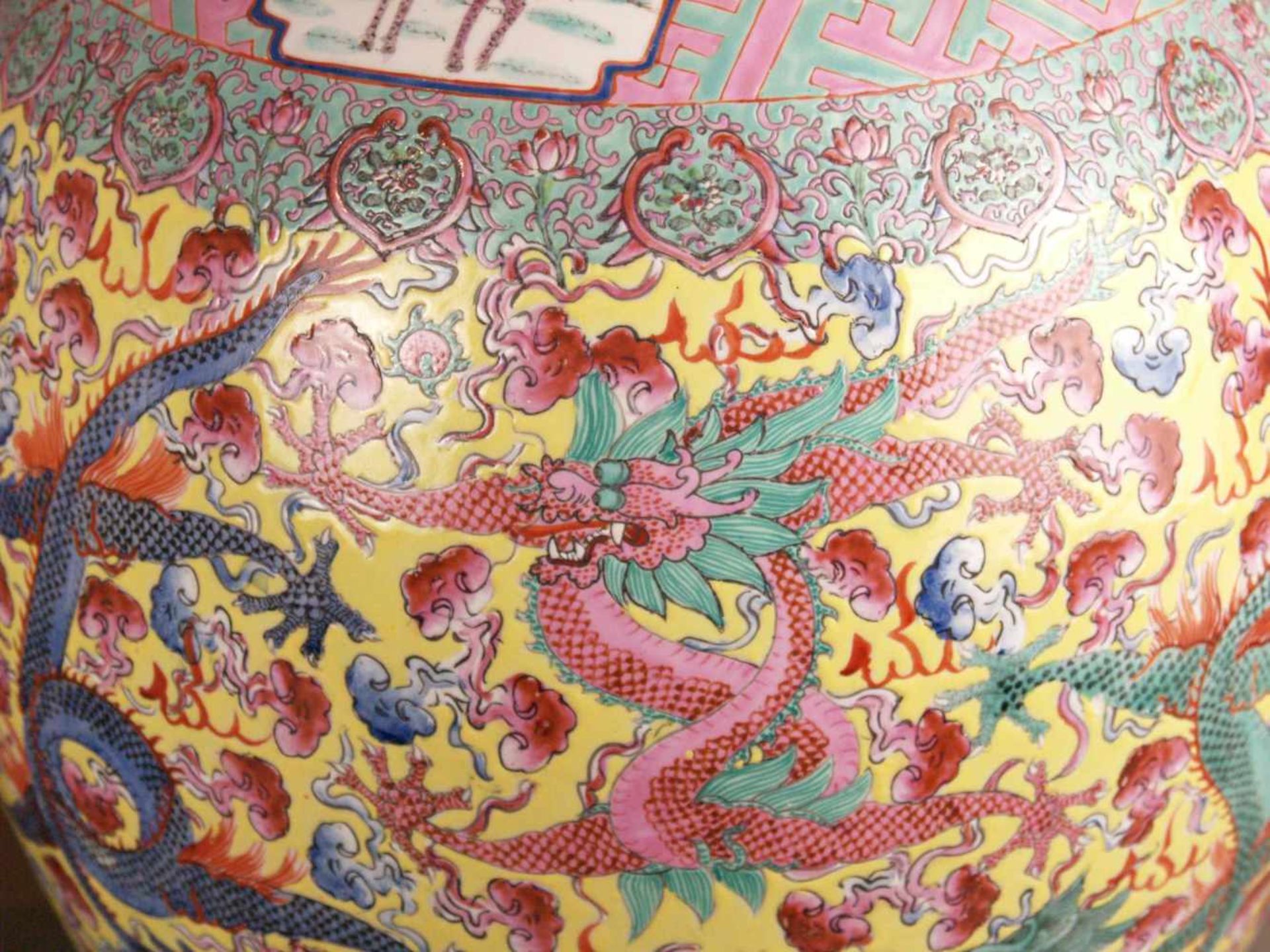 Paar Bodenvasen - China 20.Jh.,Tian qiu ping-Typus, üppiger Dekor in polychromen Emailfarben, auf - Bild 9 aus 15