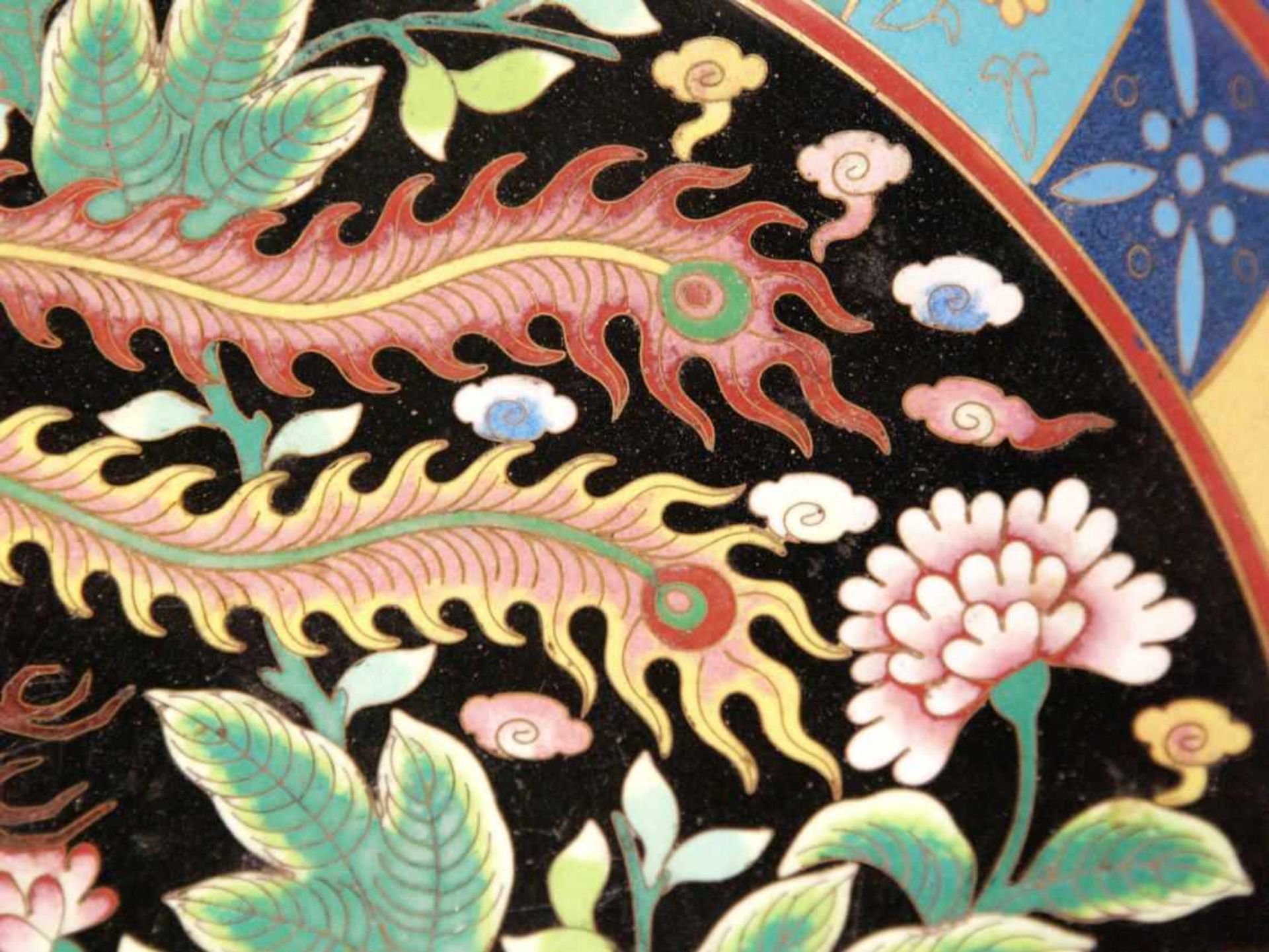 Große Cloisonné-Fußschale - China 1.Hälfte 20.Jh., runde Form mit hochgezogener Wandung auf - Bild 5 aus 7