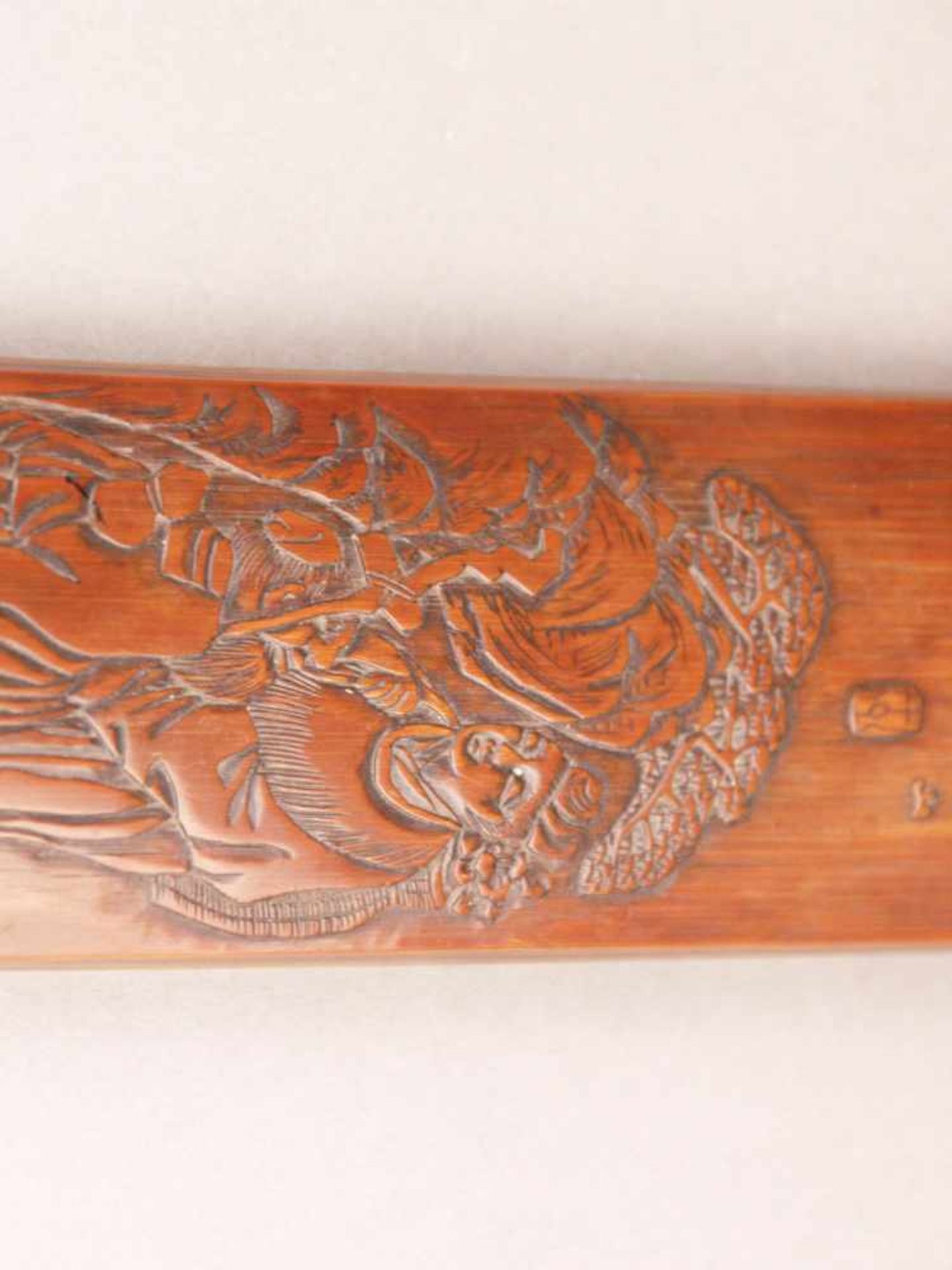 Zwei Handstützen - China, Qing-Dynastie, 18./19.Jh., konvexe längliche Form, Bambusholz fein - Bild 2 aus 8