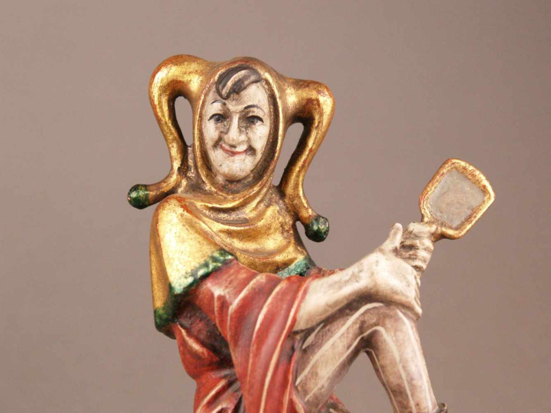 Bisenberger, Rudolf (20. Jh.) - Holzfigur Till Eulenspiegel, Holz, geschnitzt, farbig und gold - Image 2 of 7