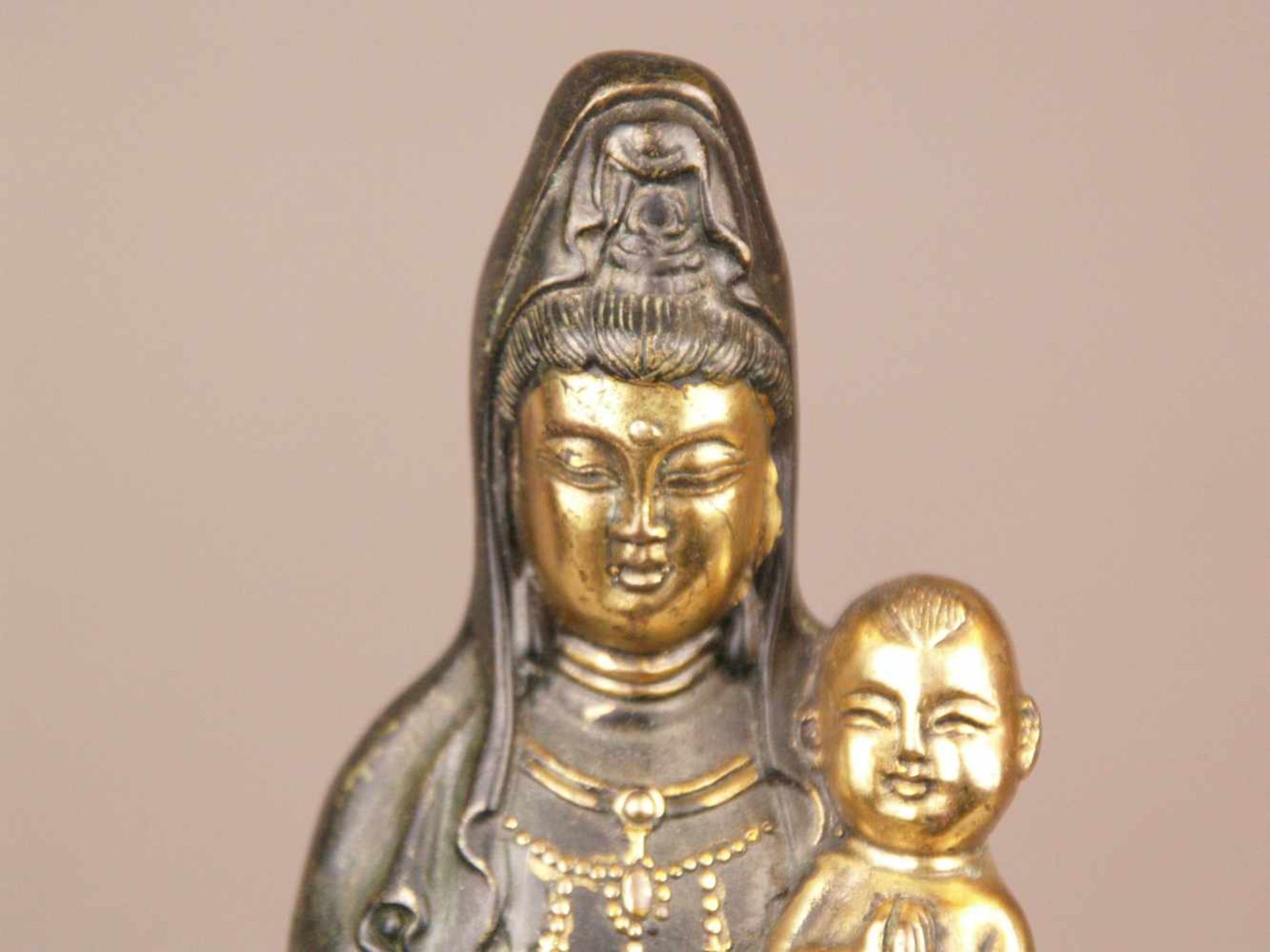 Songzi Guanyin - China, 20.Jh., Gelbbronze braun patiniert, teils poliert, die Göttin des - Bild 4 aus 9