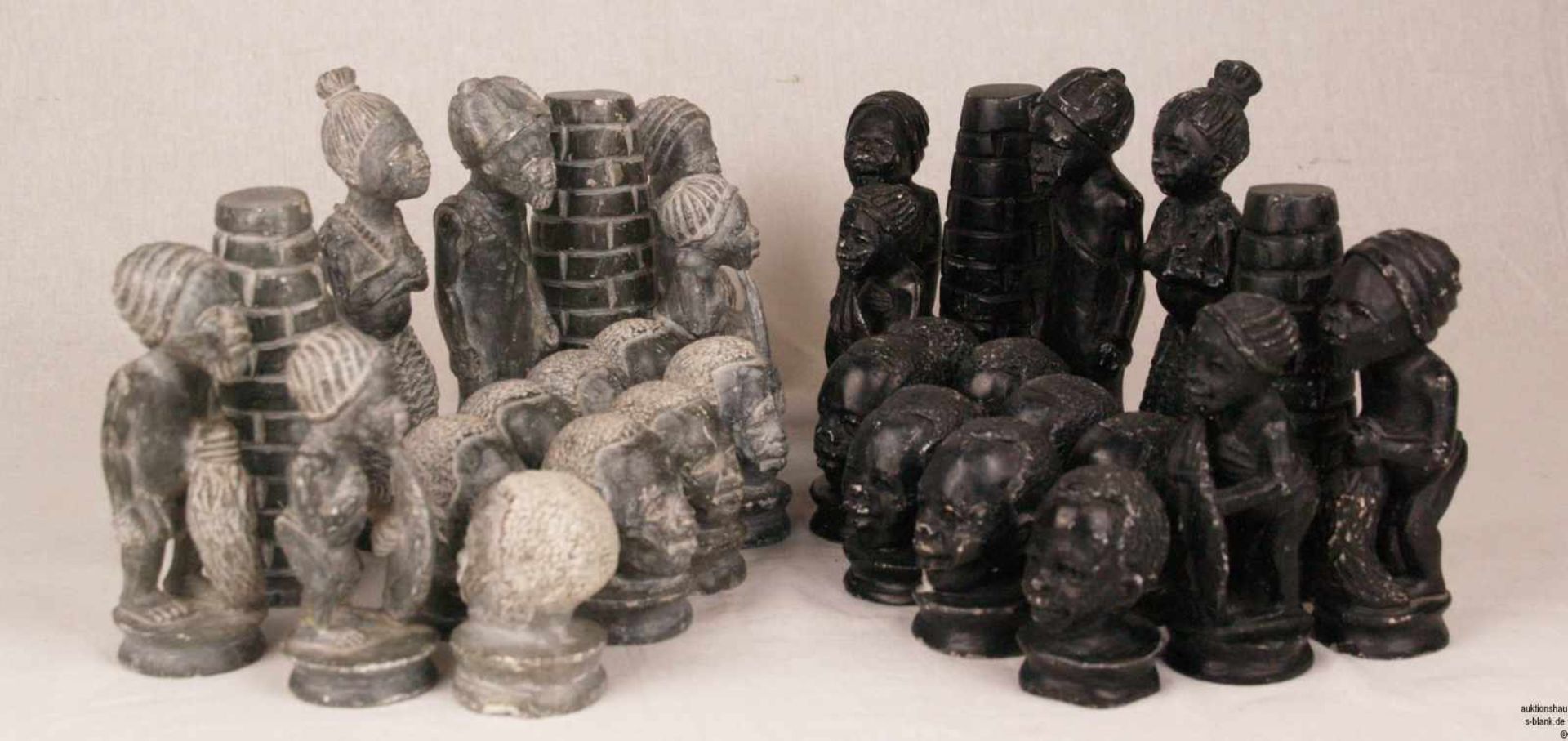 Schachfiguren - Speckstein, geschnitzt, schwarz- und grünfarben, vollständiger Schachfiguren-Set mit