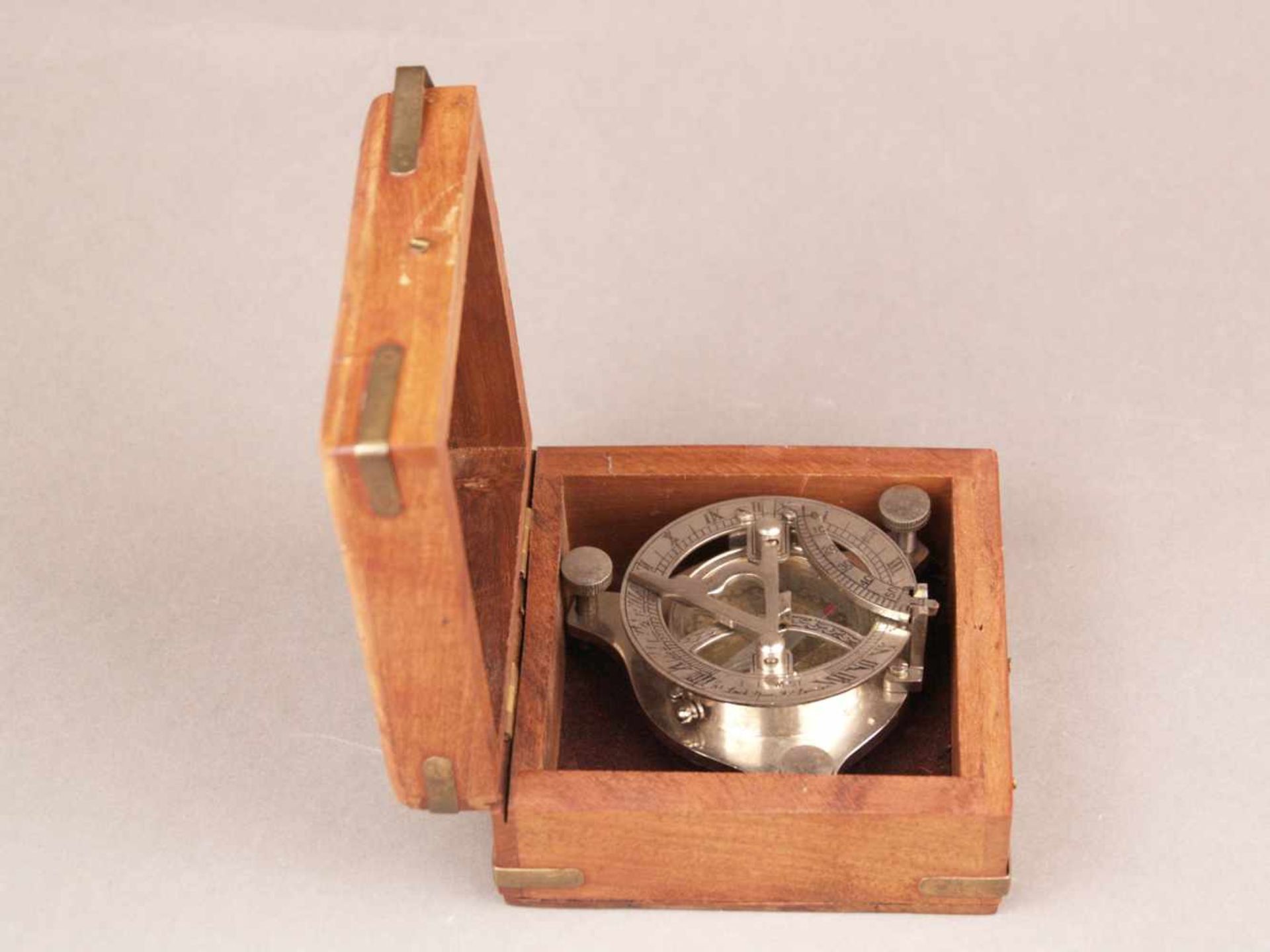 Sonnenuhr mit Kompass - "F.L.West London", Metallgehäuse auf drei Schrauben, Durchmesser: 8,5cm,
