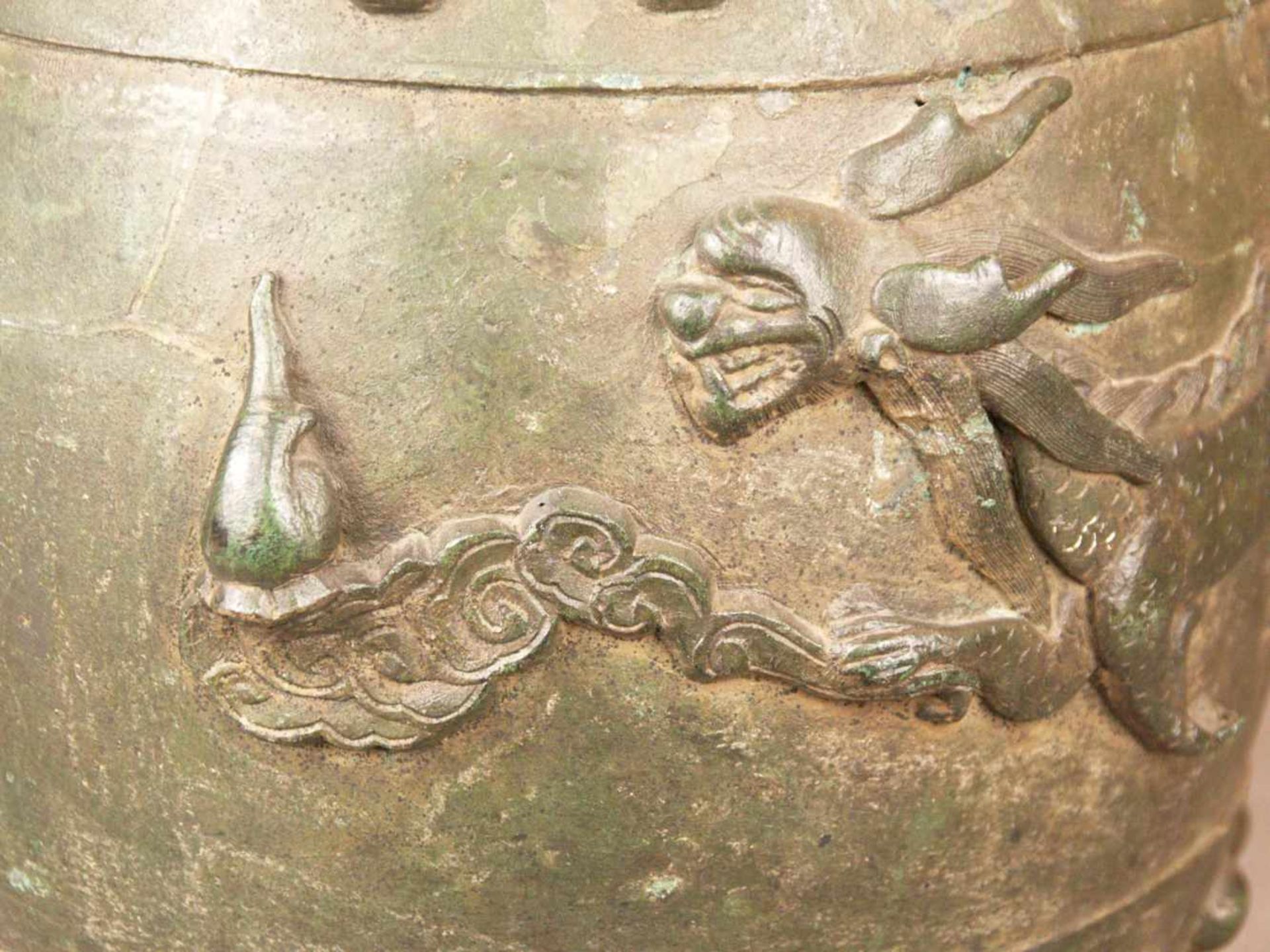 Bronzeglocke - Nordchina, 17.Jh., Bronze grün patiniert, Zylinderform mit runder Öffnung, - Bild 9 aus 10