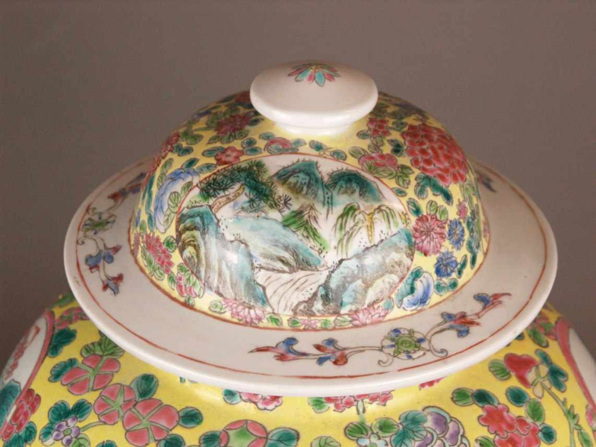 Deckelvase - China, dickwandiges Porzellan, leicht gebauchte Balusterform mit eingezogenem Hals, - Bild 3 aus 17