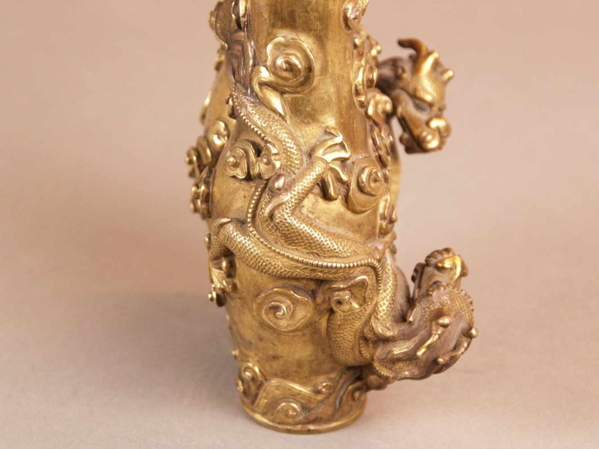 Prunkvolle Doppel-Vase - China, Qing-Dynastie, 19.Jh.,feiner Bronzeguss mit Vergoldung, zwei - Bild 7 aus 10