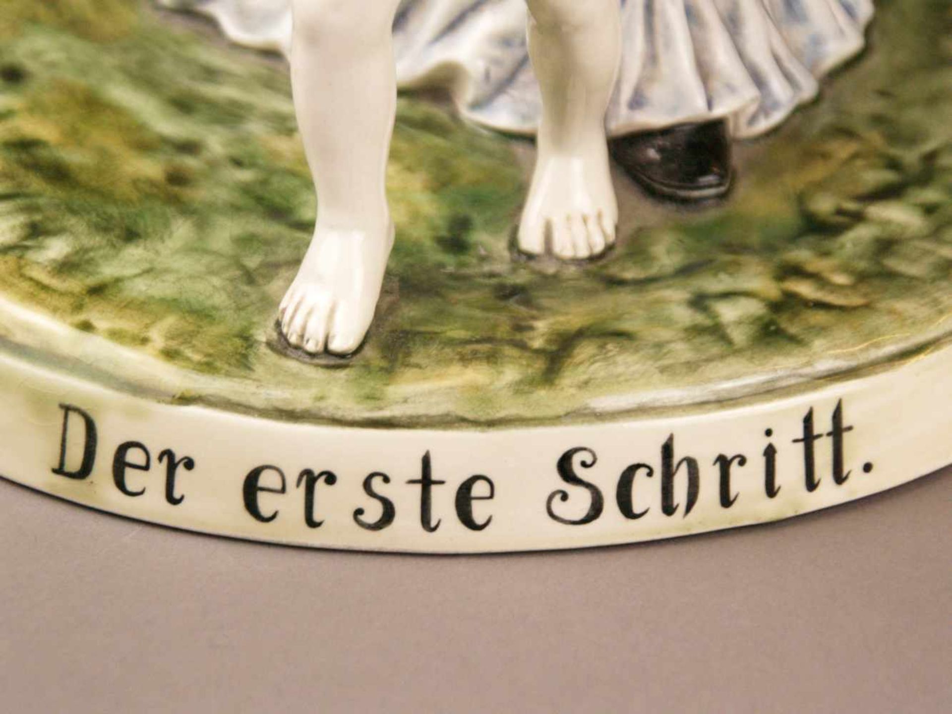 Figurengruppe "Der erste Schritt" - Österreich, vollplastische Darstellung einer Mutter in leicht - Bild 11 aus 14