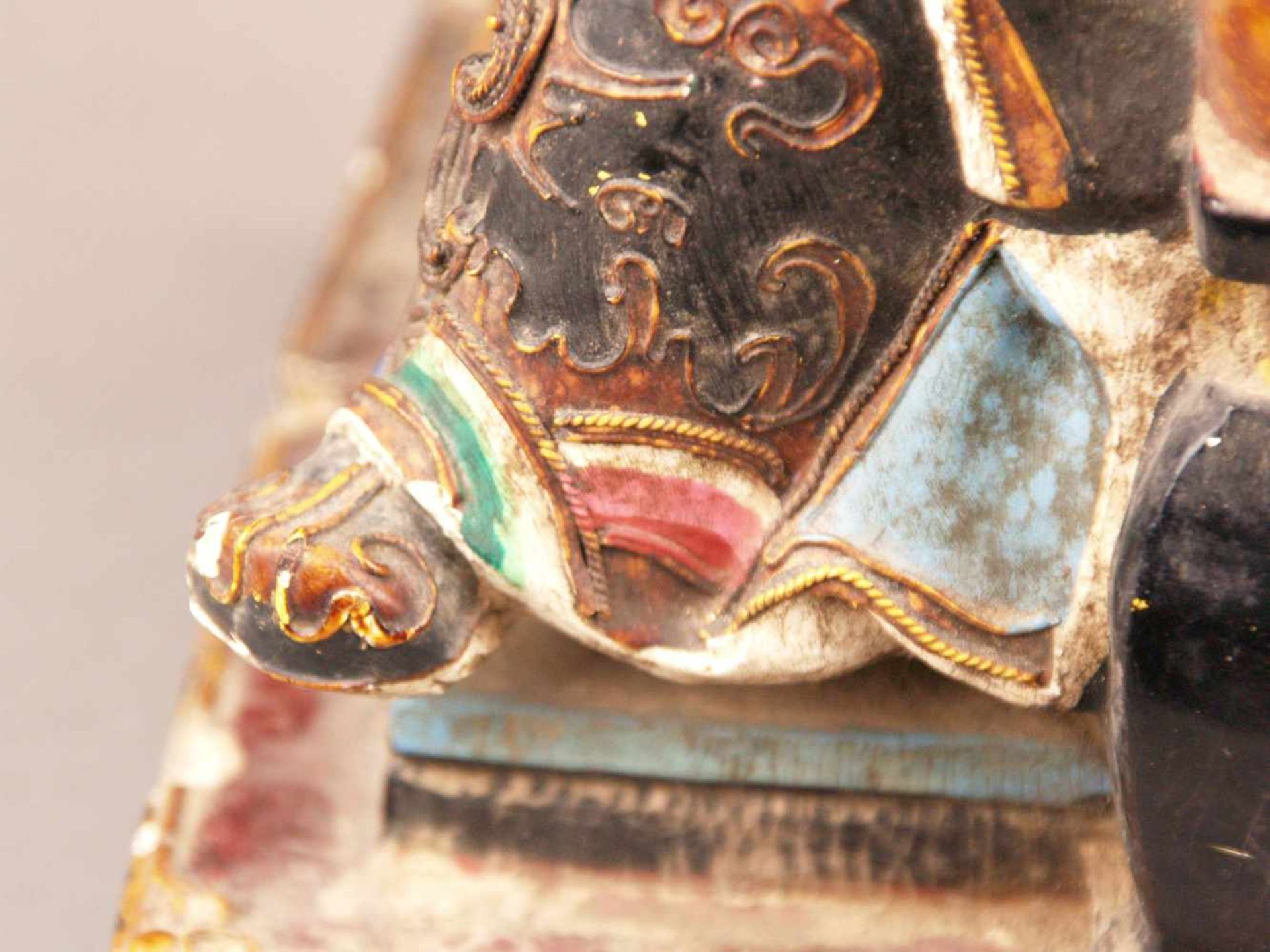 Figur des Kriegsgottes Guandi - China, im Stil der Ming-Zeit aber später (wohl 18.Jh.), Holz mit - Image 16 of 18