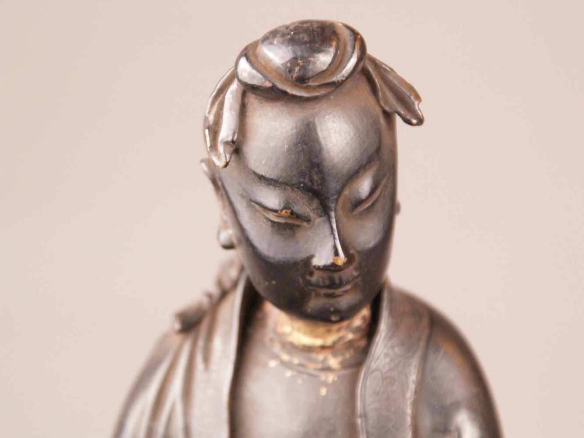 Bronzefigur - China, Bronze mit bräunlicher Patina und wenigen Goldlackresten, Stehende Dame mit - Bild 5 aus 10
