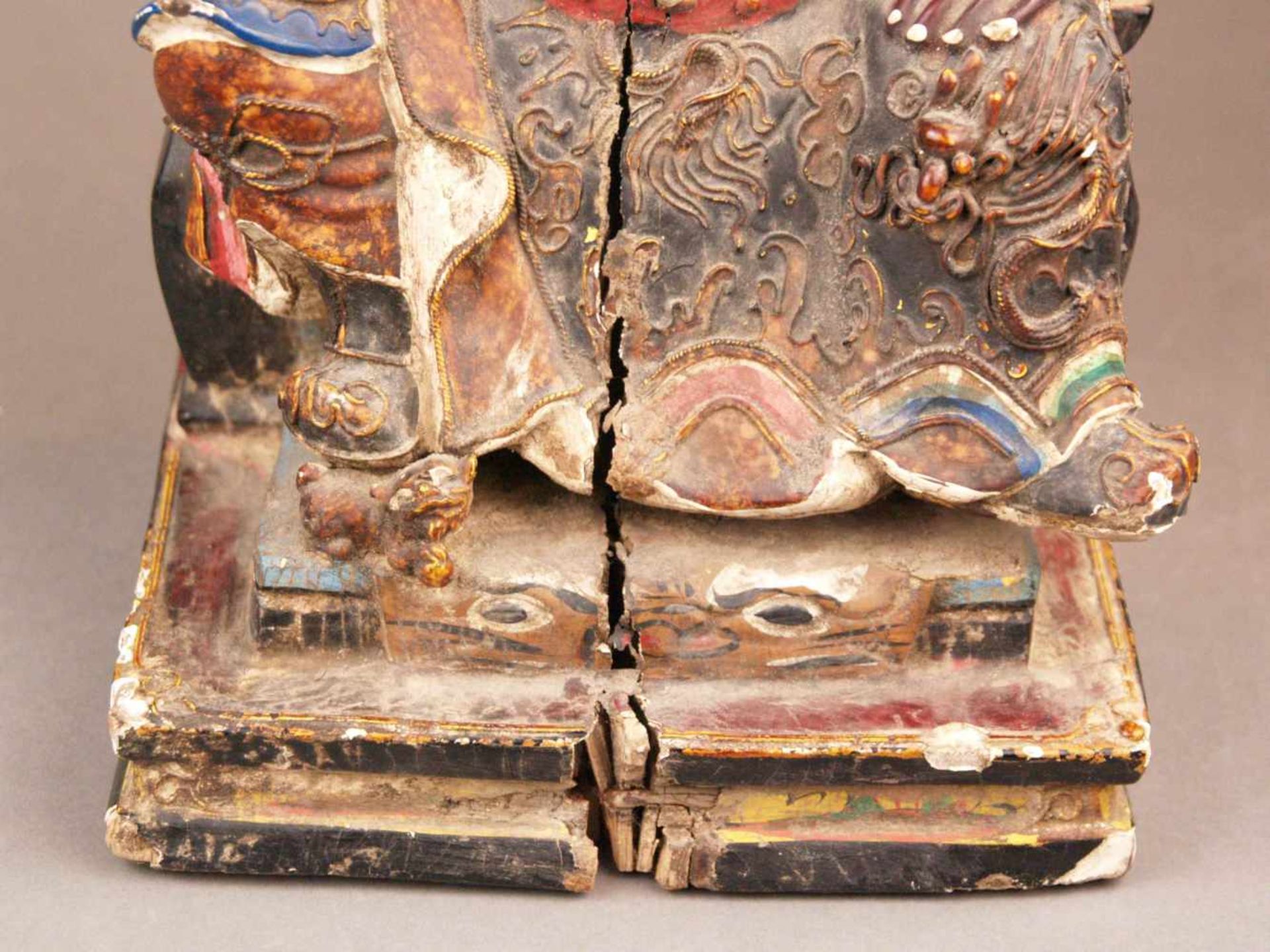 Figur des Kriegsgottes Guandi - China, im Stil der Ming-Zeit aber später (wohl 18.Jh.), Holz mit - Image 9 of 18