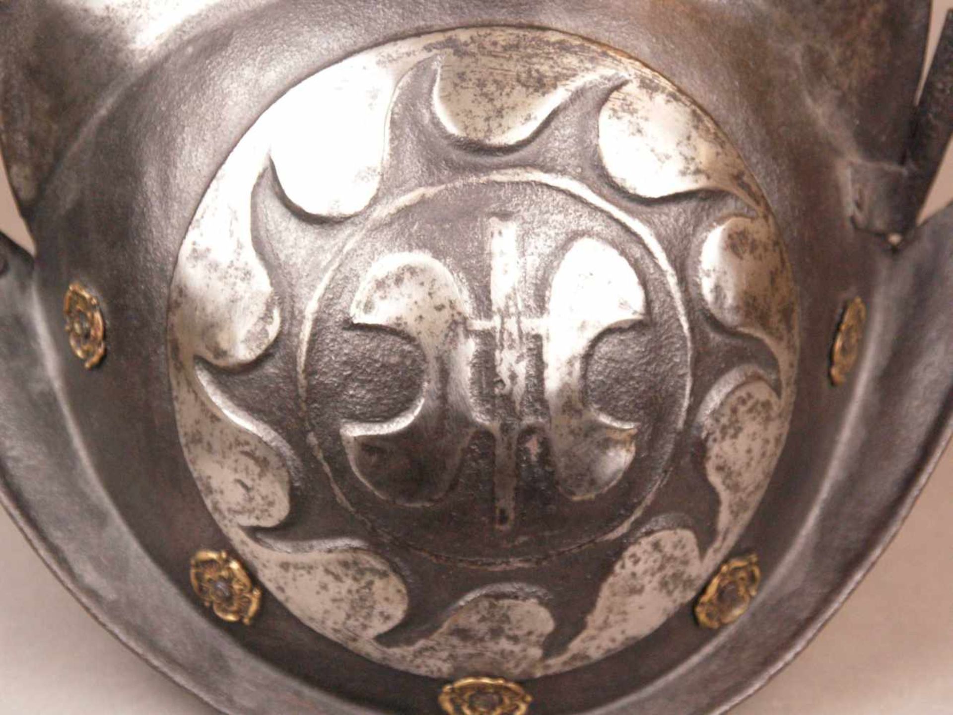 Schwarz-weißer Morion/Helm - süddeutsch, Ende 16.Jh./17.Jh., Eisen, teilweise geschwärzt, zweiteilig - Bild 4 aus 6
