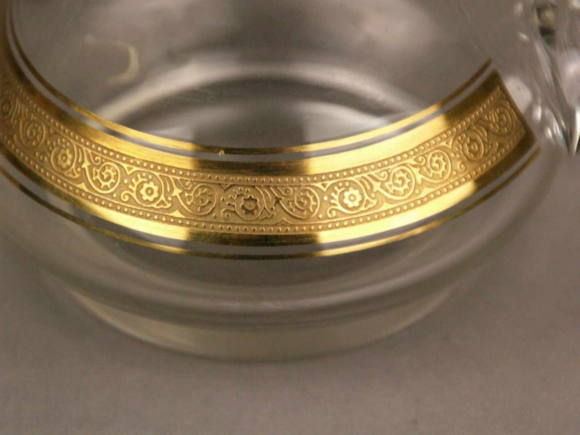 Henkelkrug und Deckelschale - Theresienthal, farbloses Kristallglas, Golddekor "Concord-Mintonborde" - Bild 3 aus 6