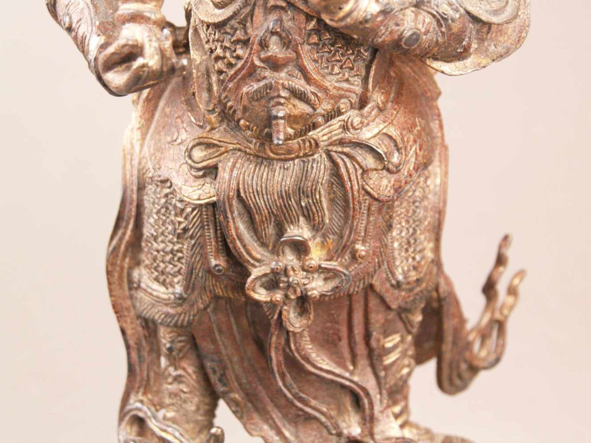 Bronzefigur des Gottes Er-lang Shen - China, Bronze mit Goldlackfassung, in stehender Haltung auf - Bild 8 aus 13