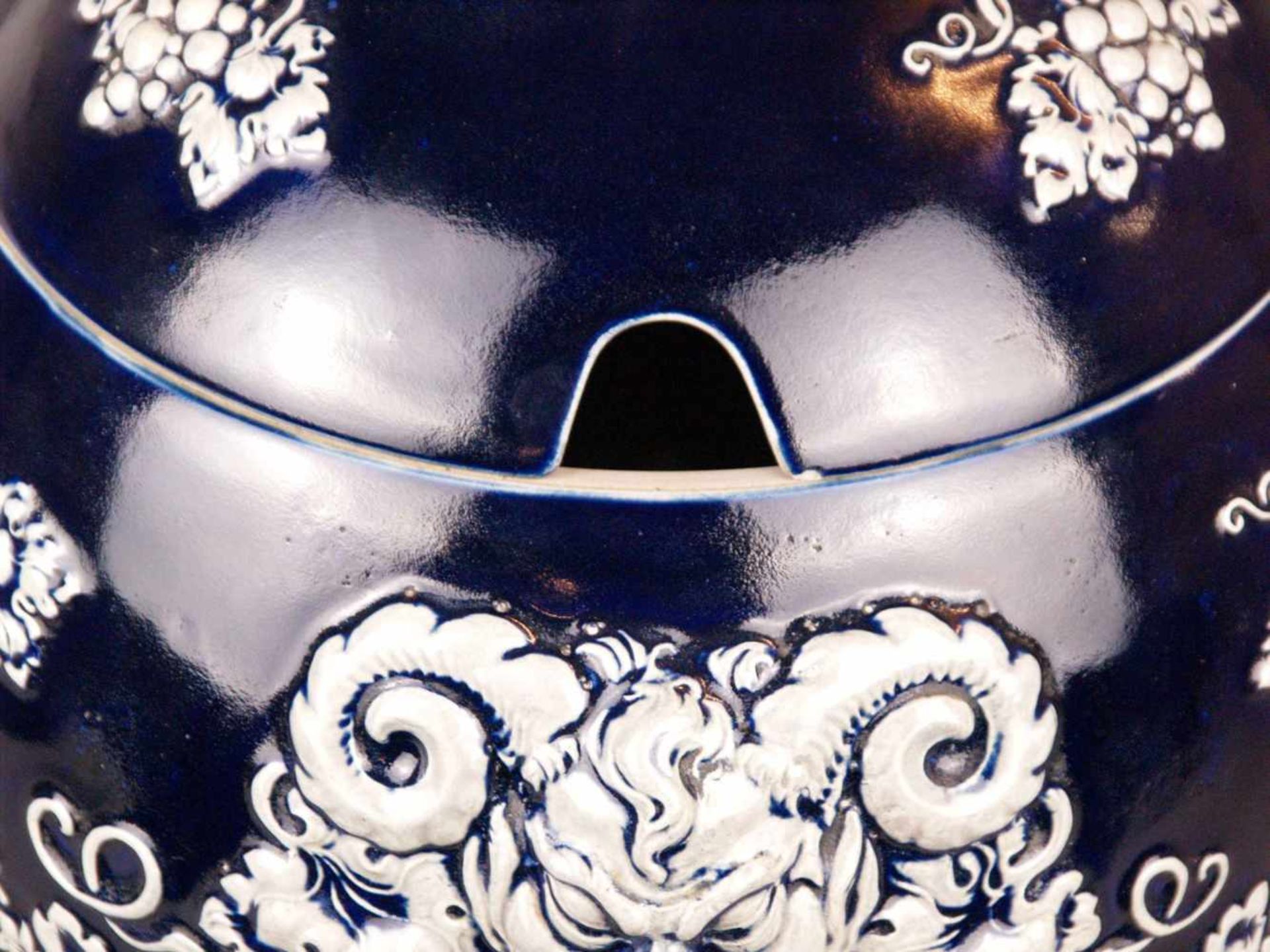 Bowle - Steinzeug, partiell kobaltblau glasiert, gebauchtes Gefäß auf drei Tatzenfüßen, Wandung - Bild 4 aus 9