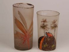 Zwei Gläser - Klarglas, polychrom bemalt, mit Pulveraufschmelzungen, Goldrand, 1x mit abstraktem