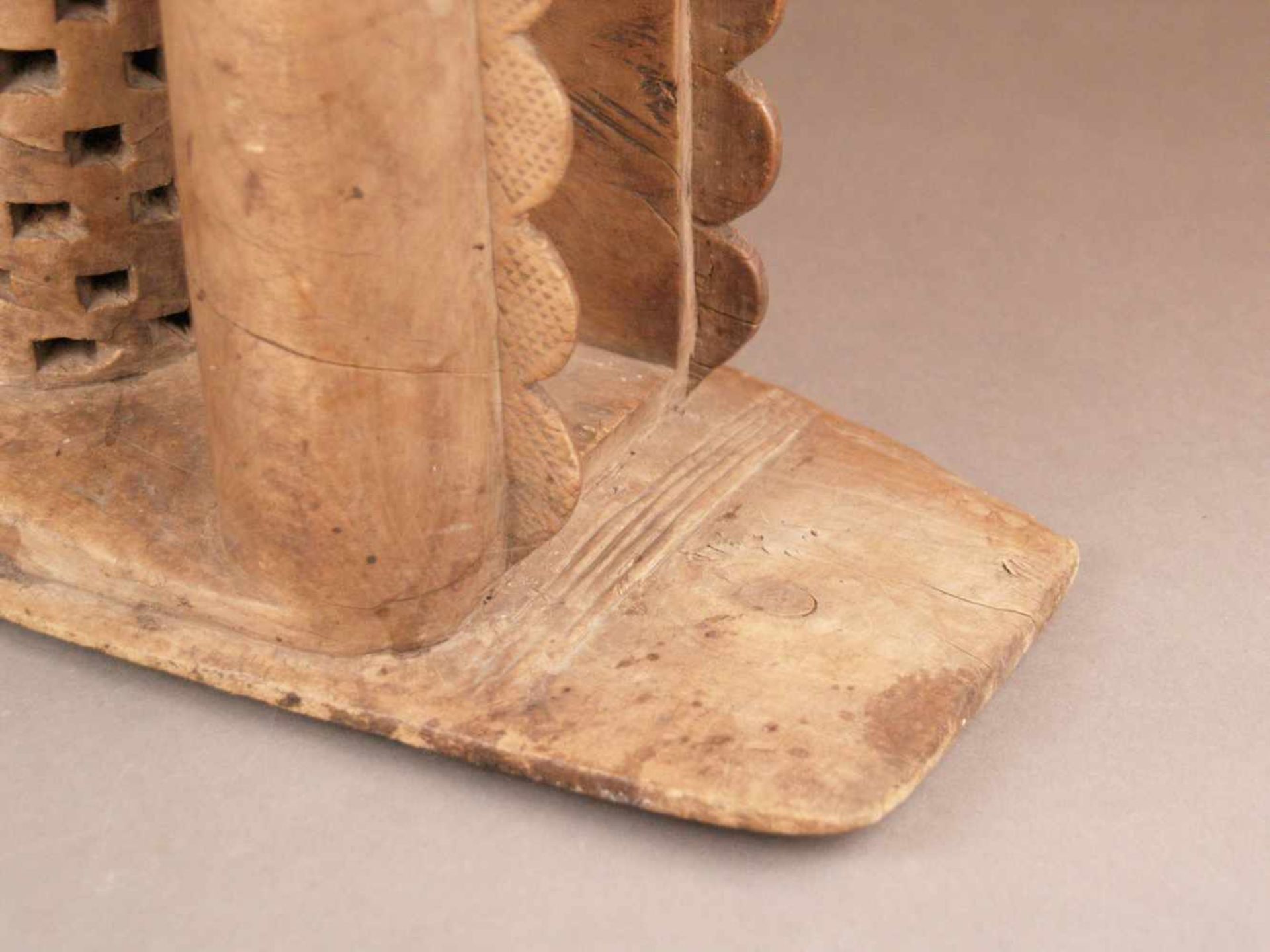 Afrikanischer Hocker - Ashanti, Ghana, wohl 19. Jh., Holz, aus einem Stück geschnitzt, - Bild 4 aus 7