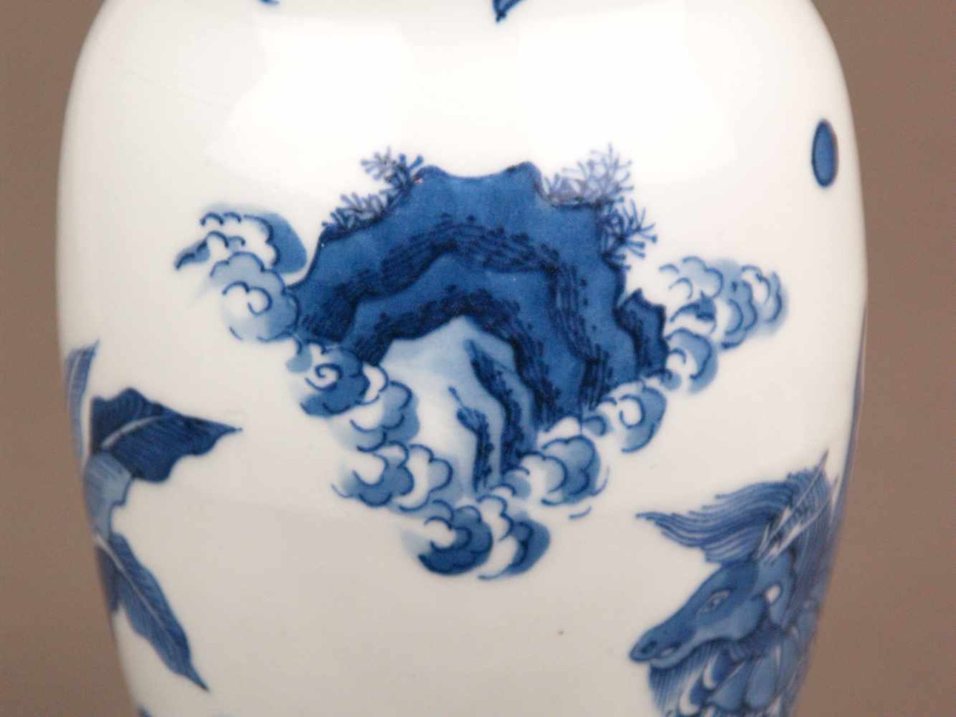 Blau-Weiß-Deckelvase - China, Balustervase mit flachem Steckdeckel, auf Wandung und Deckel - Bild 7 aus 10