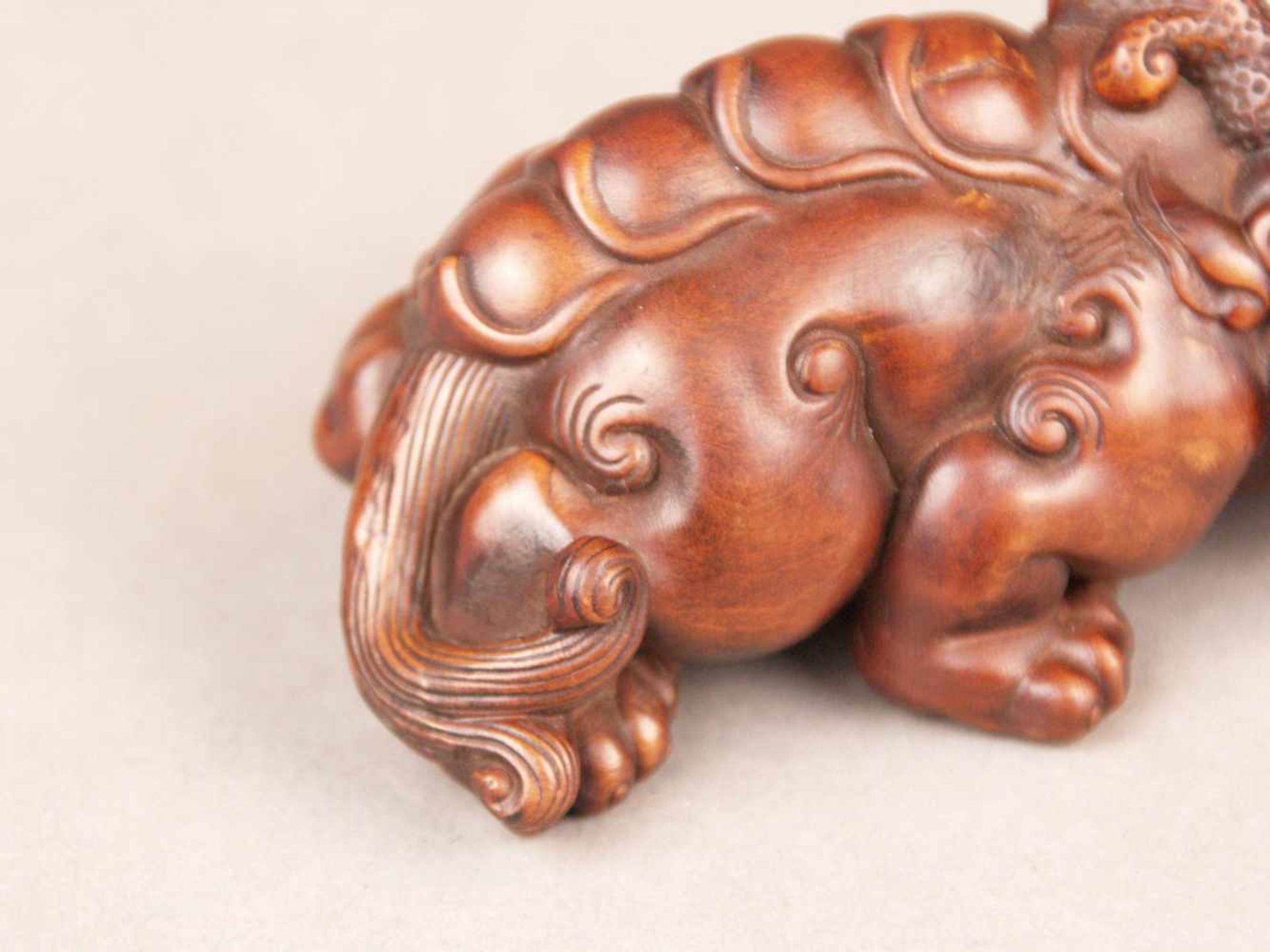 Paar Chimären/Bixie-Figuren - China, sehr feine Holzschnitzereien,Gegenstücke zweier kompakter - Bild 3 aus 6