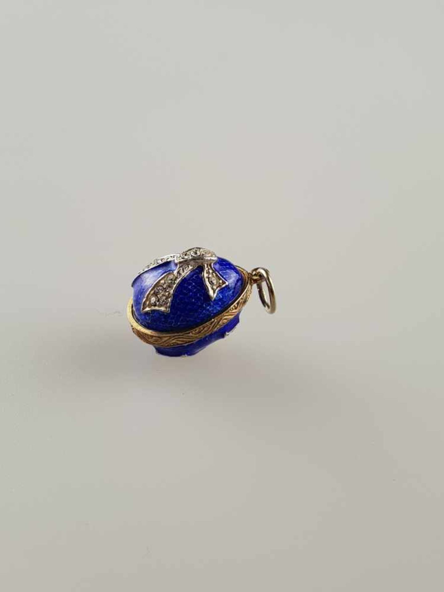 Ei-Anhänger im Fabergé-Stil - Silber,vergoldet, blaues Transluzidemail sowie aufgelegte - Bild 3 aus 3