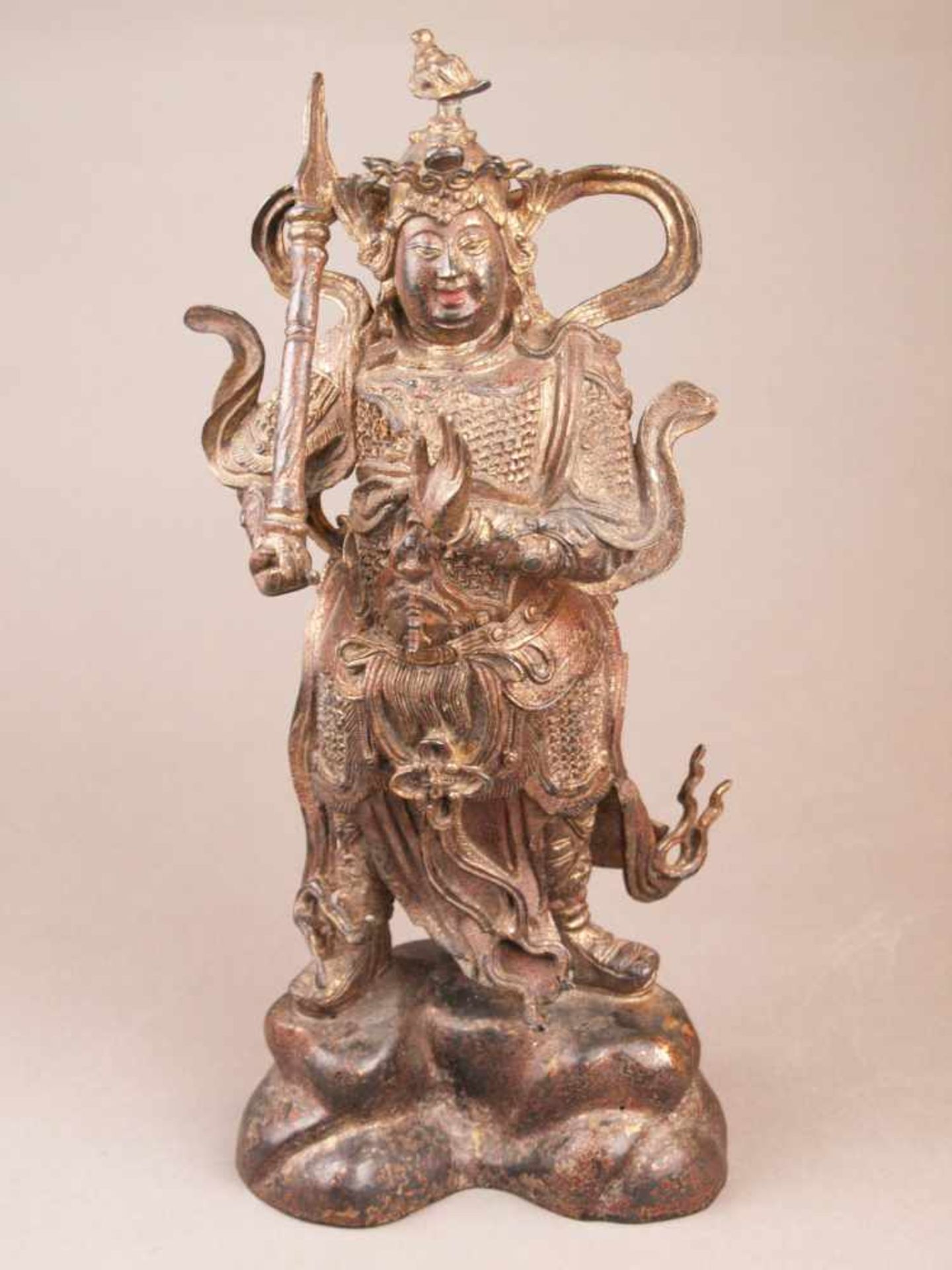 Bronzefigur des Gottes Er-lang Shen - China, Bronze mit Goldlackfassung, in stehender Haltung auf